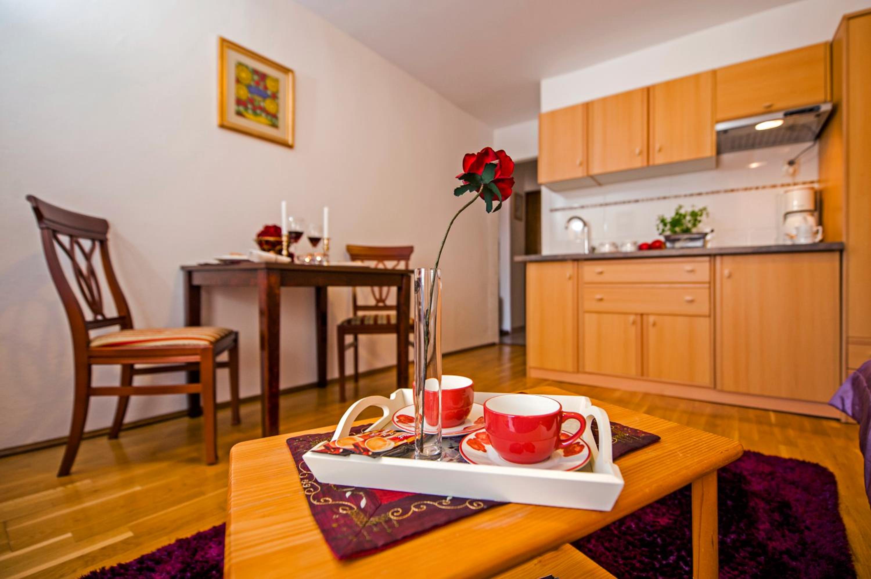 One-Bedroom Apartment - Photo 2