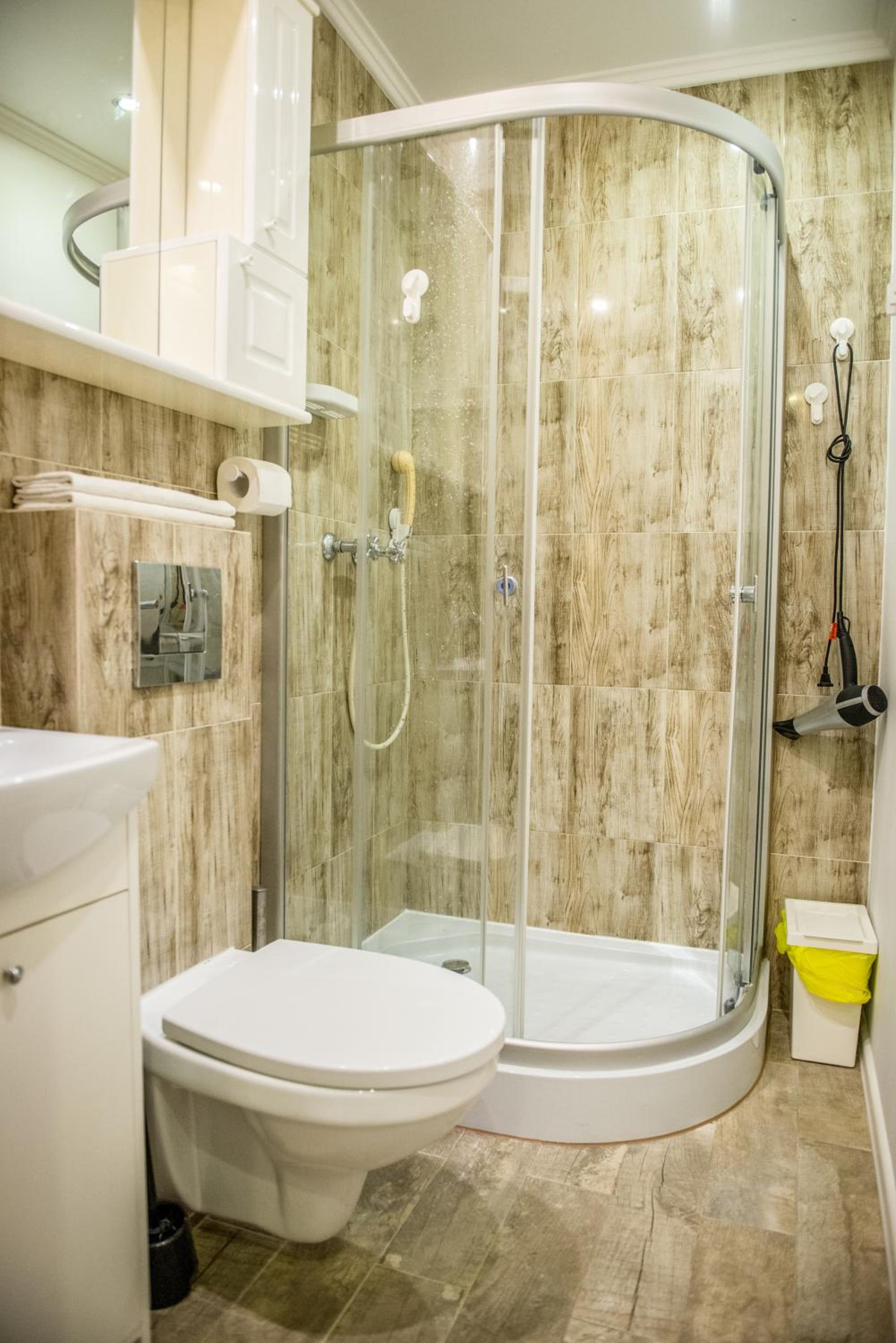 Double Room with Private Bathroom - Photo 4