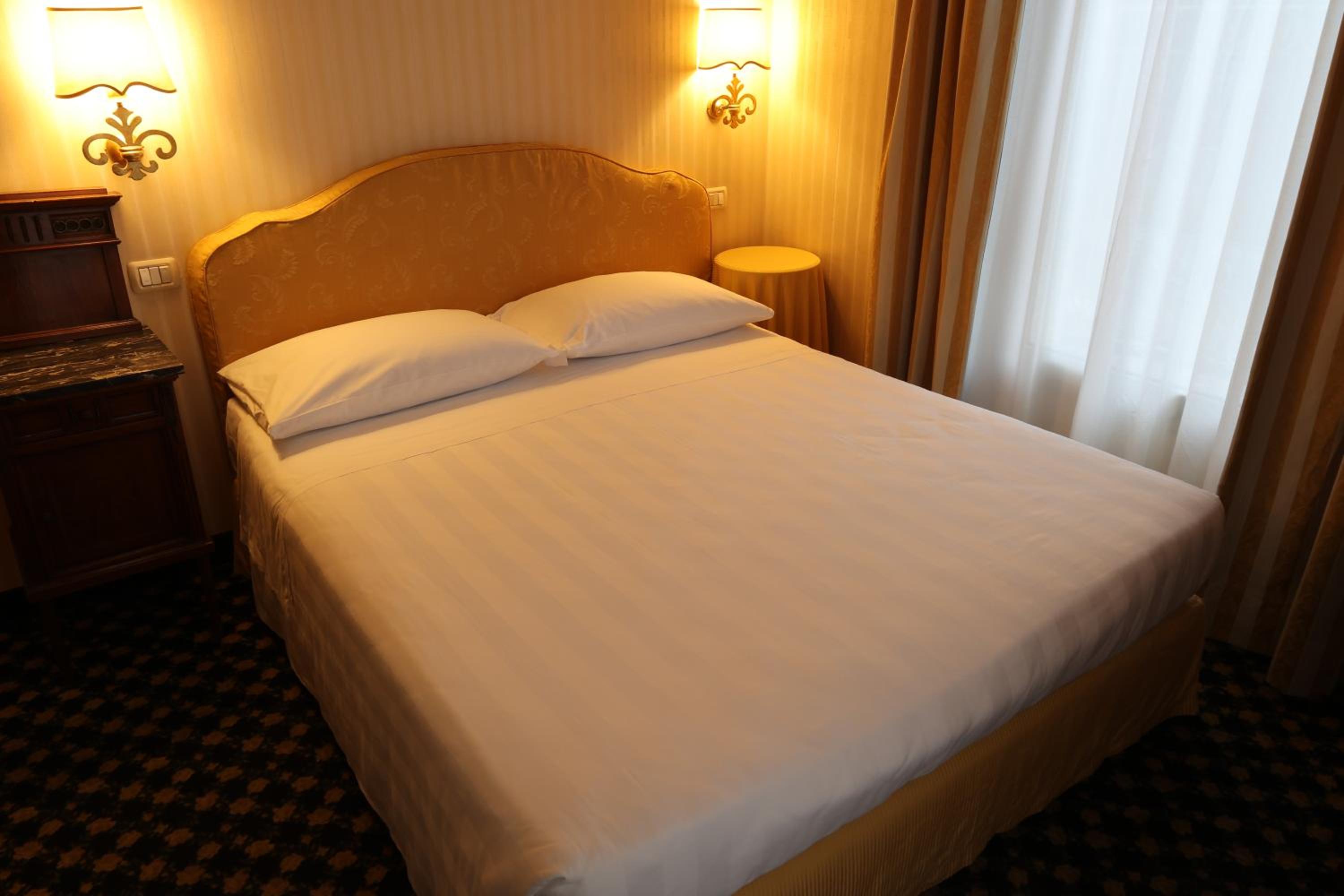 Double Room with Private Bathroom - Photo 1
