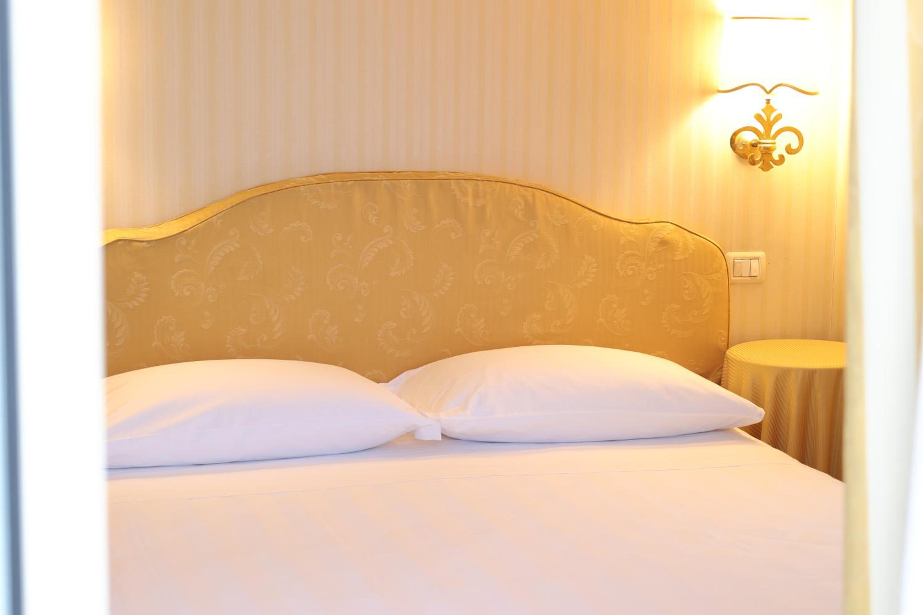 Double Room with Private Bathroom - Photo 2