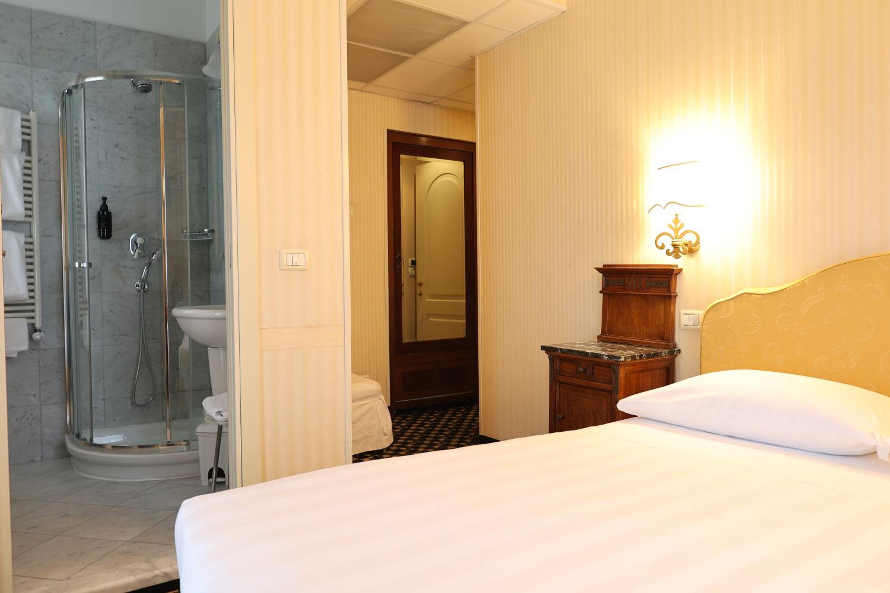 Double Room with Private Bathroom - Photo 6