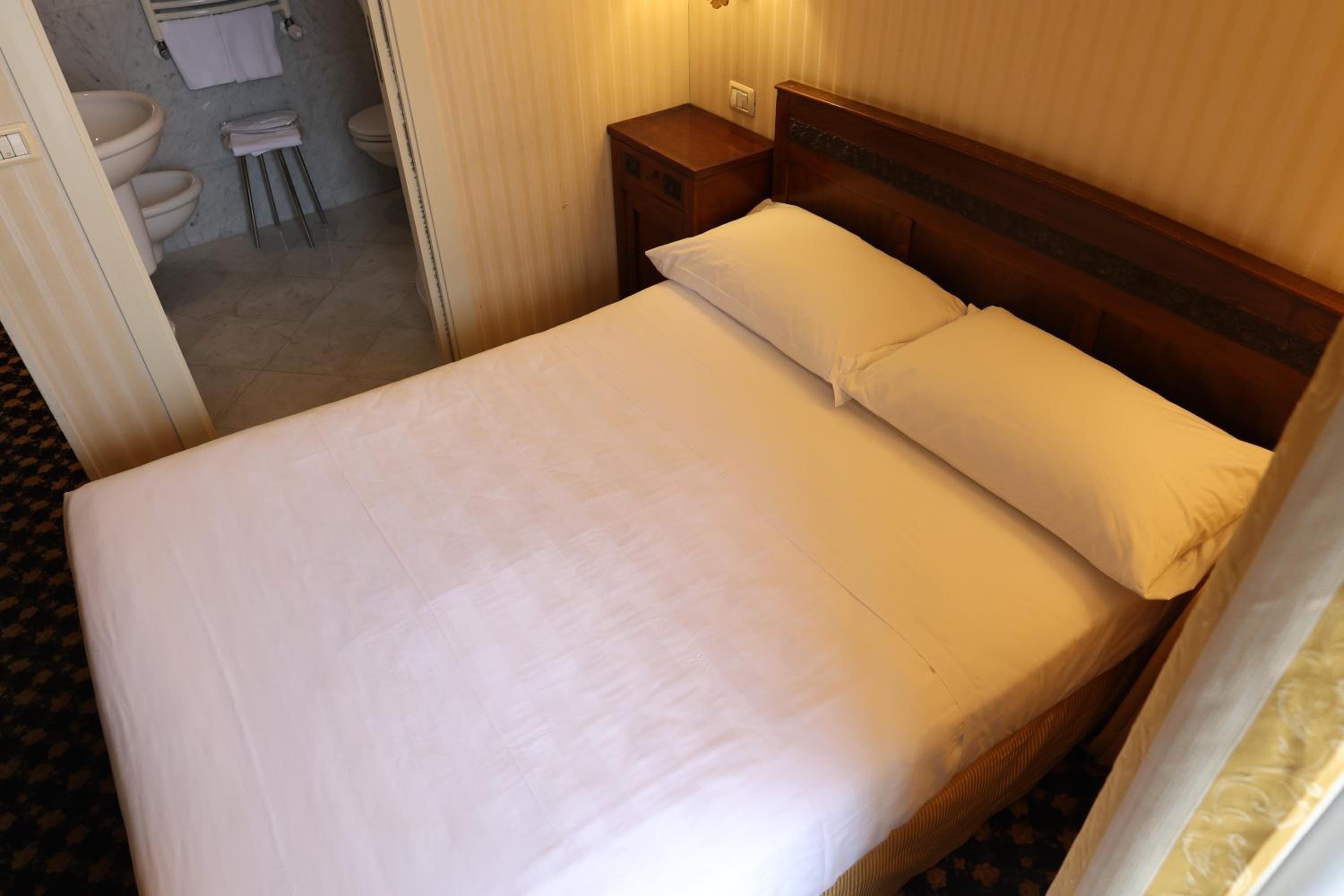 Double Room with Private Bathroom - Photo 3