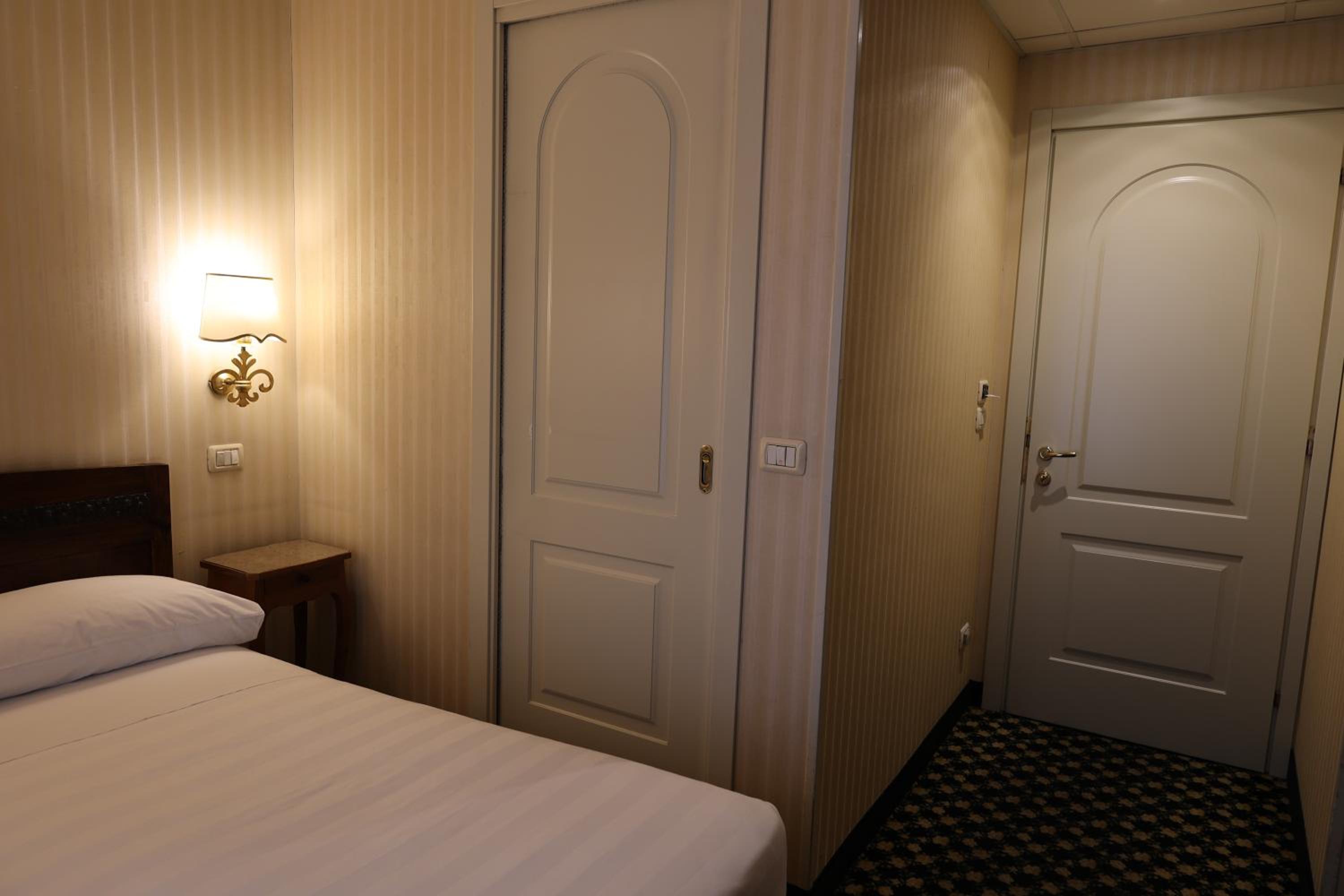 Double Room with Private Bathroom - Photo 5