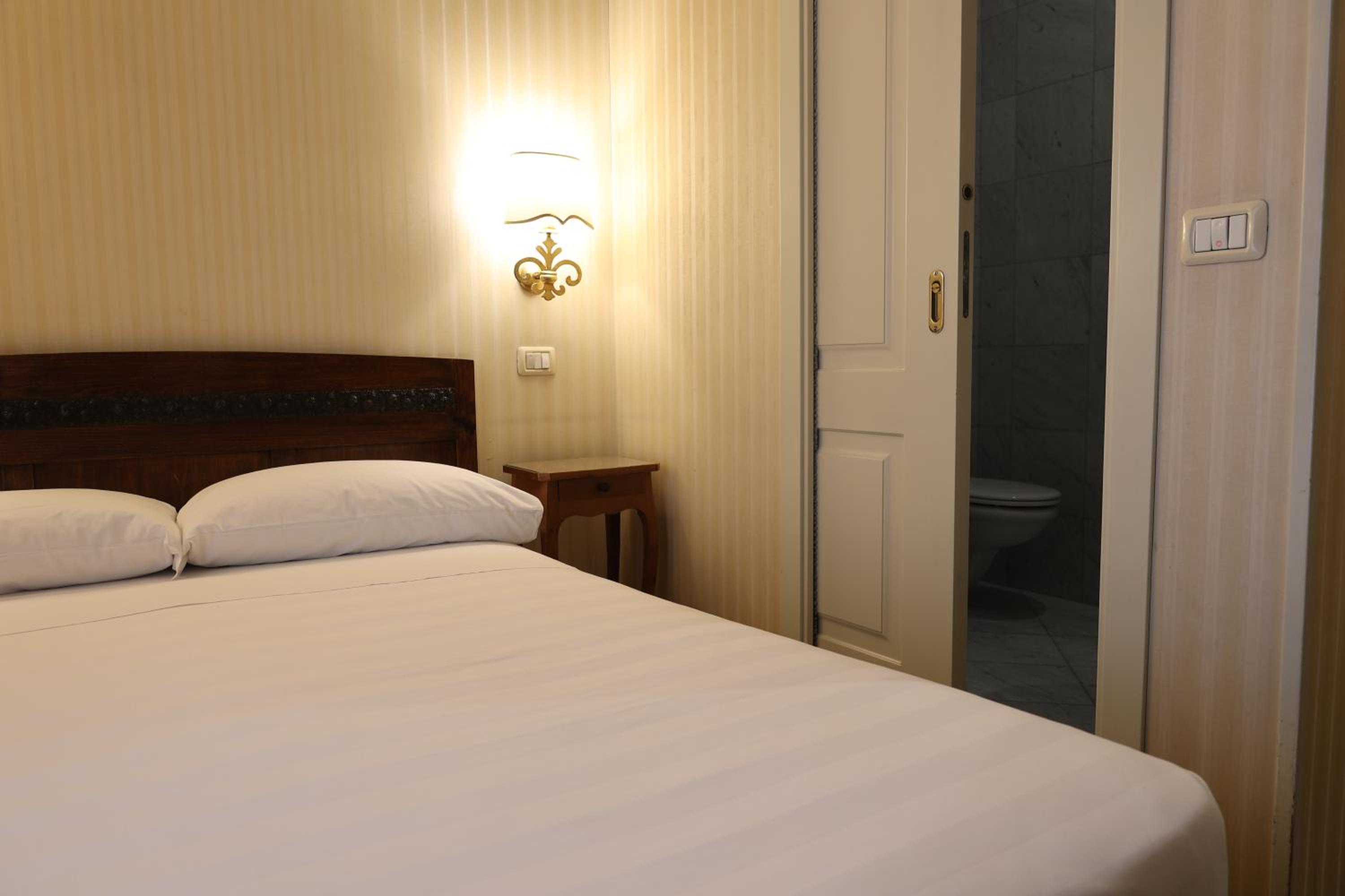 Double Room with Private Bathroom - Photo 7