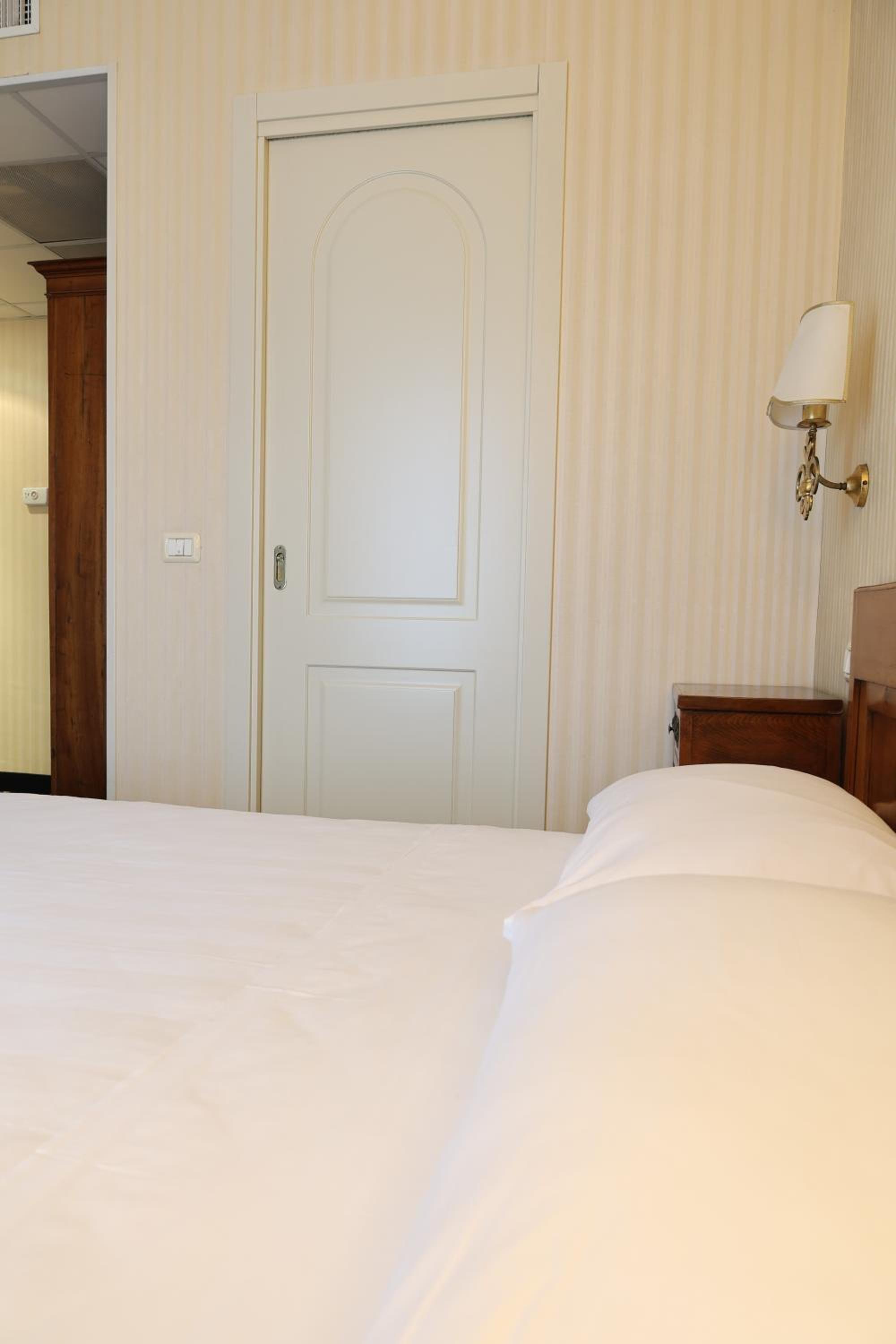 Double Room with Private Bathroom - Photo 8