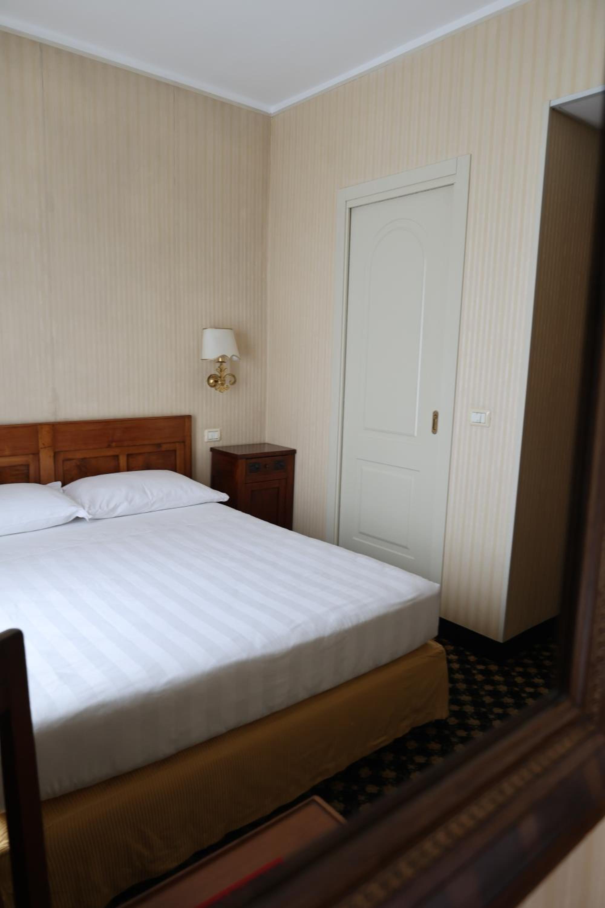 Double Room with Private Bathroom - Photo 9