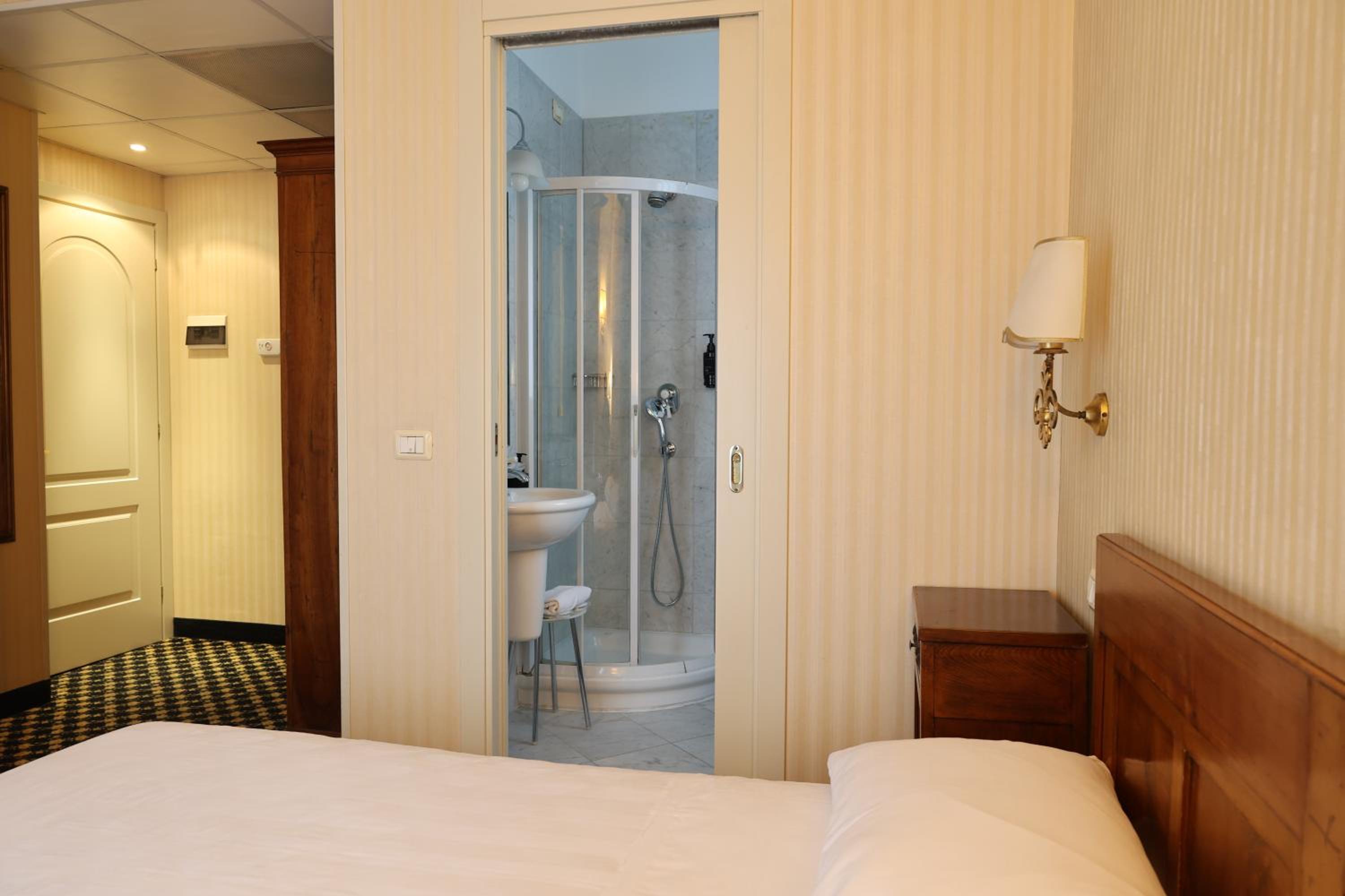 Double Room with Private Bathroom - Photo 10
