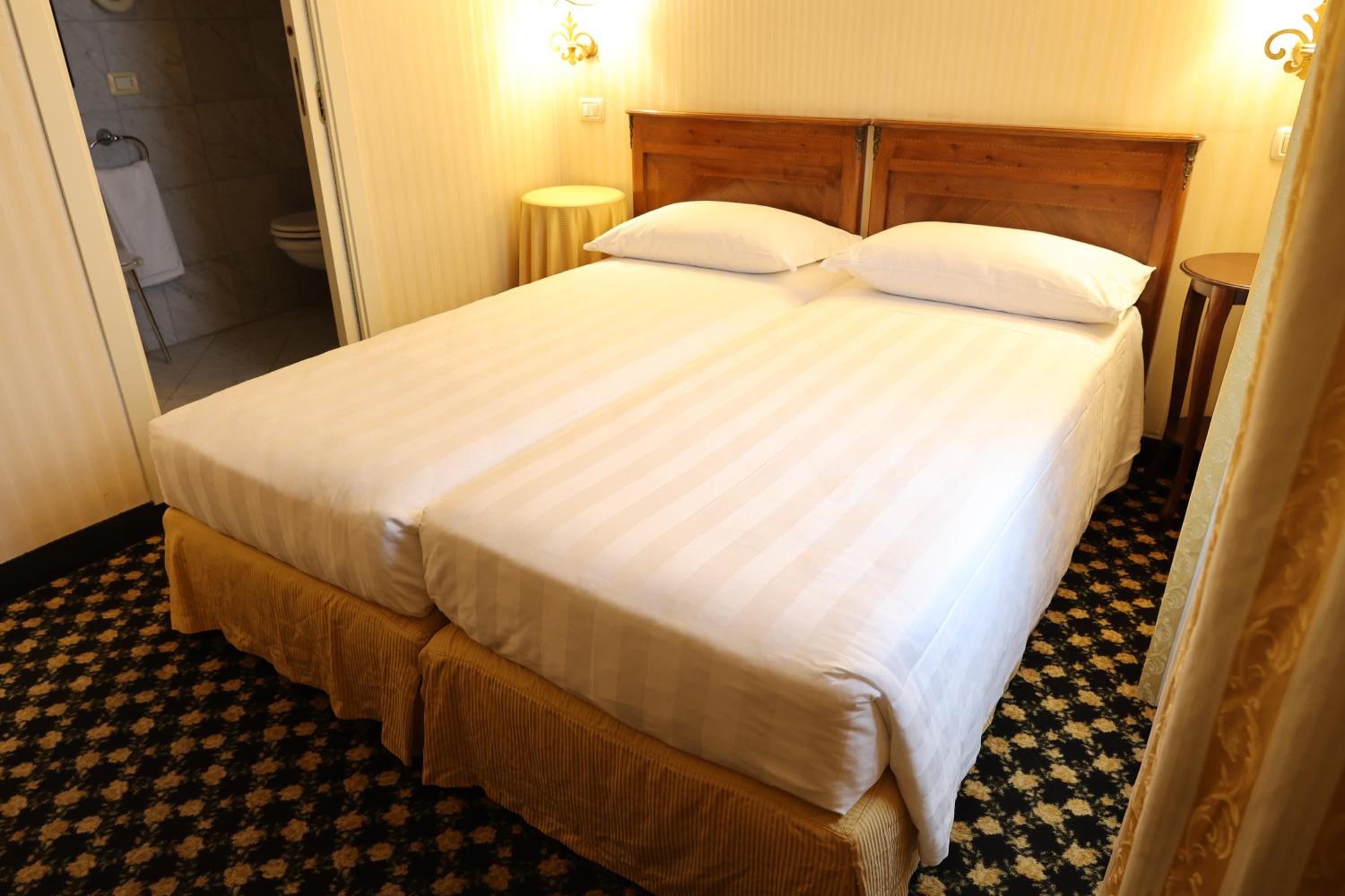 Double Room with Private Bathroom - Photo 11