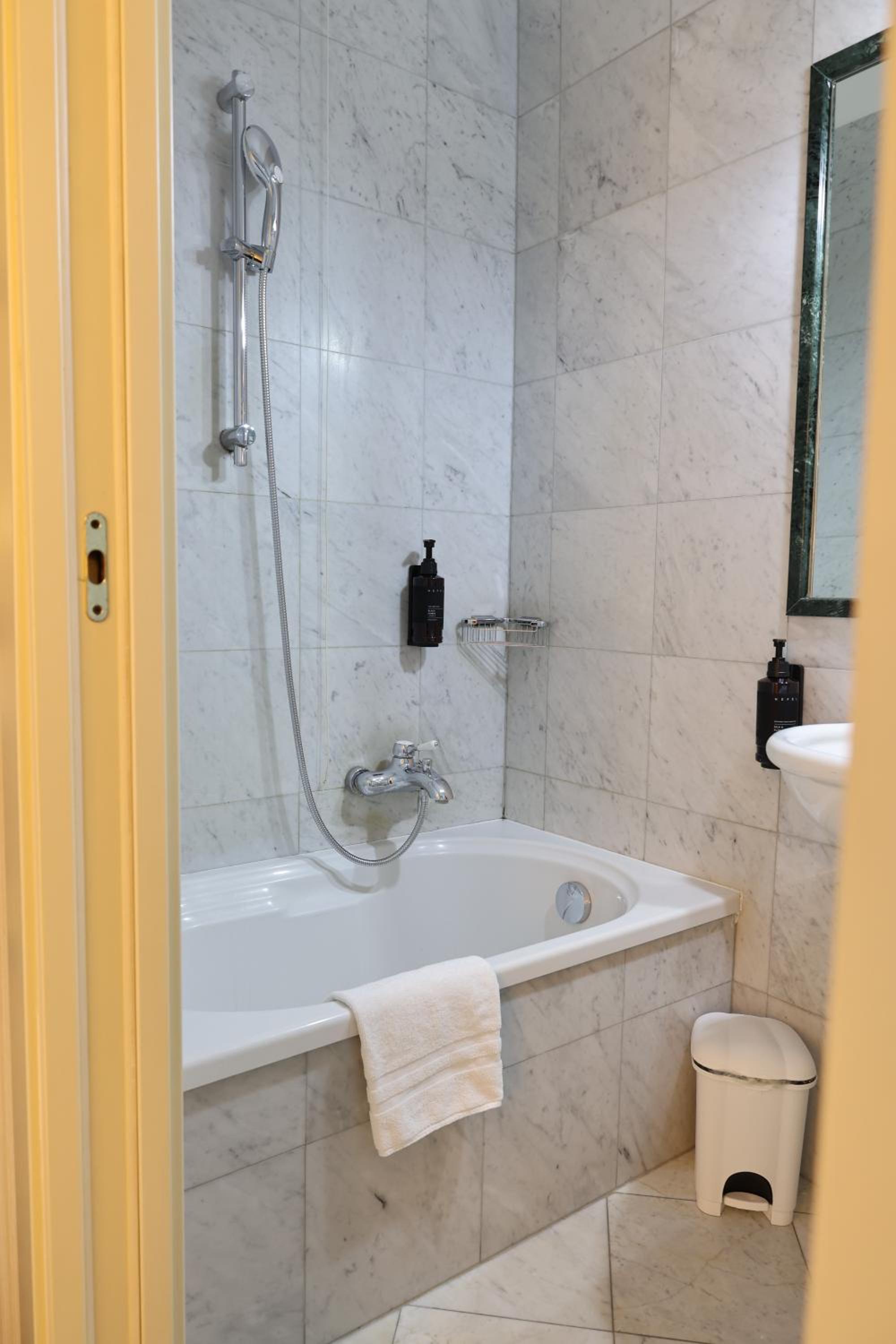 Double Room with Private Bathroom - Photo 12