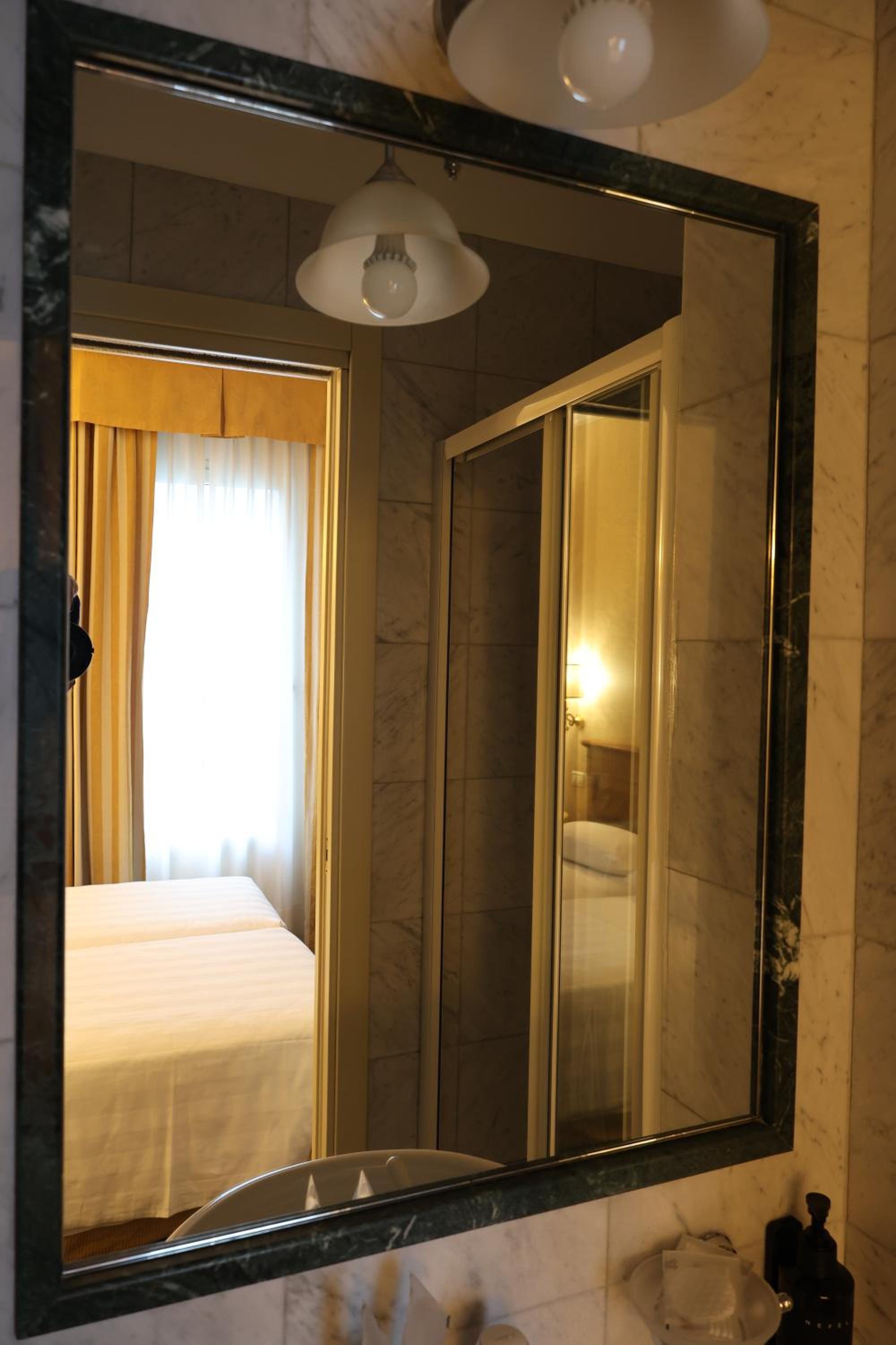 Double Room with Private Bathroom - Photo 13