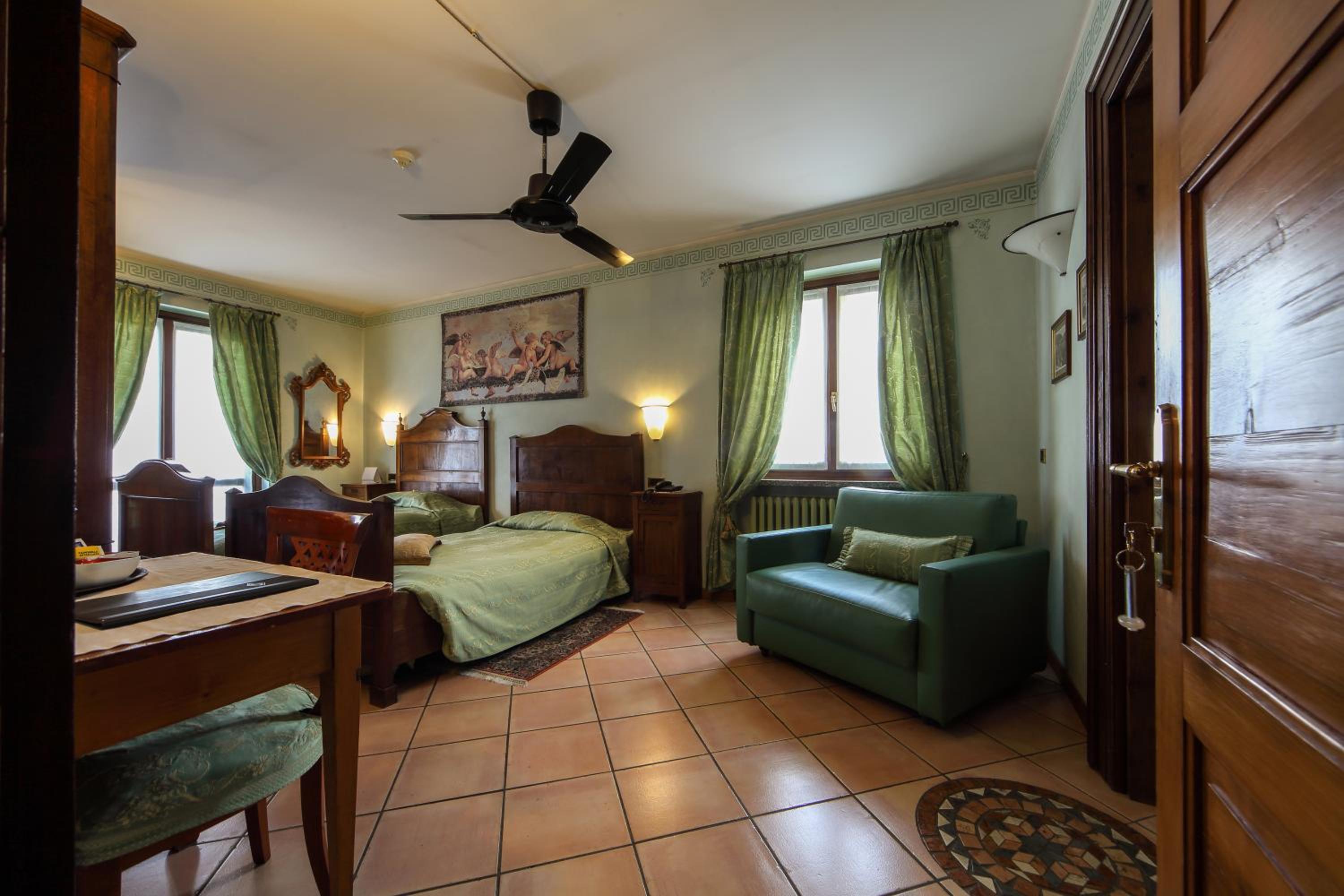 Twin Room - Photo 2