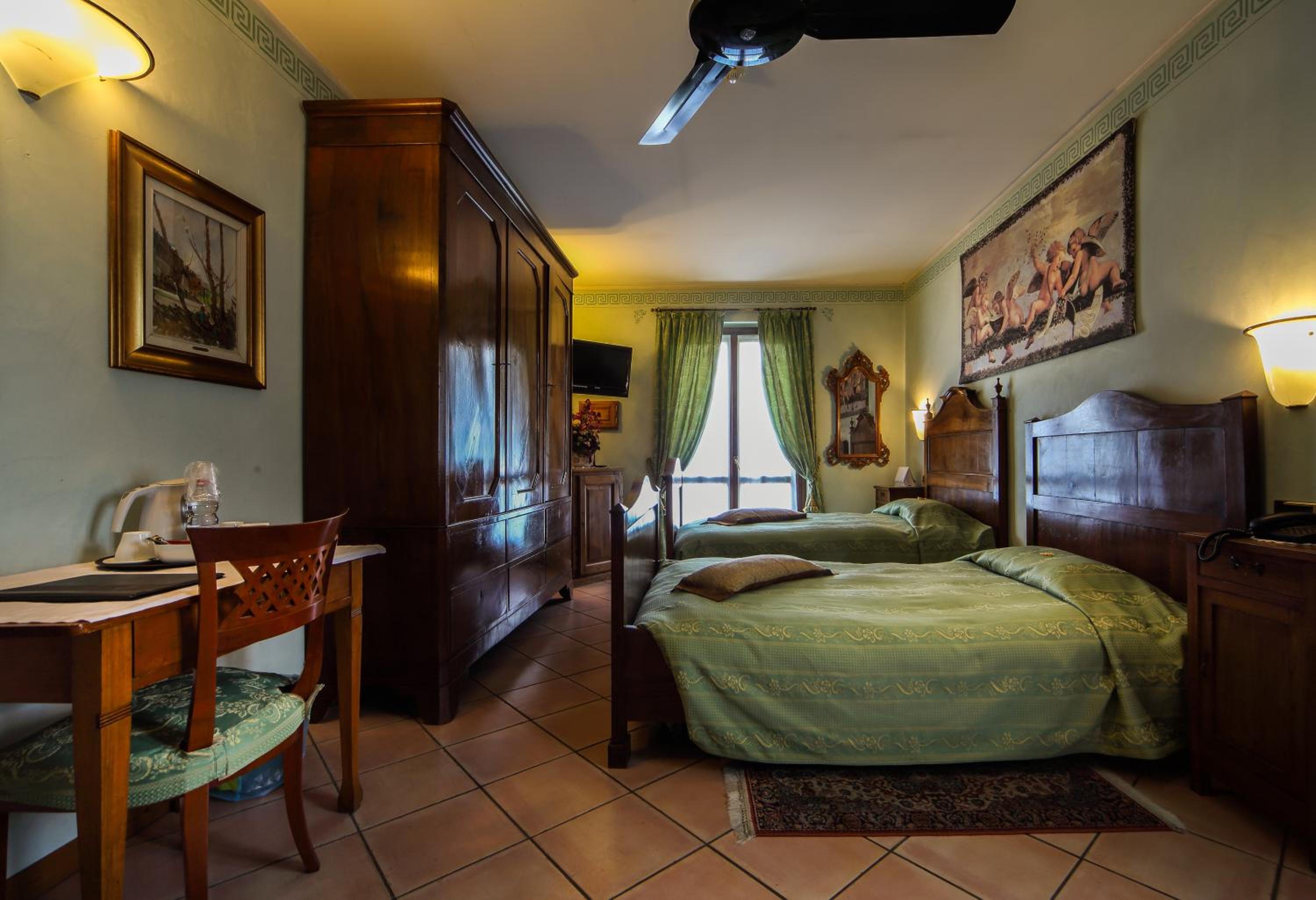 Twin Room - Photo 3
