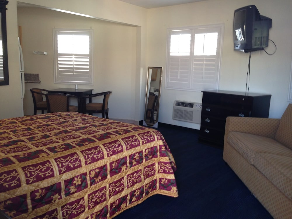 Standard Room, 1 King Bed, Kitchenette photo 2