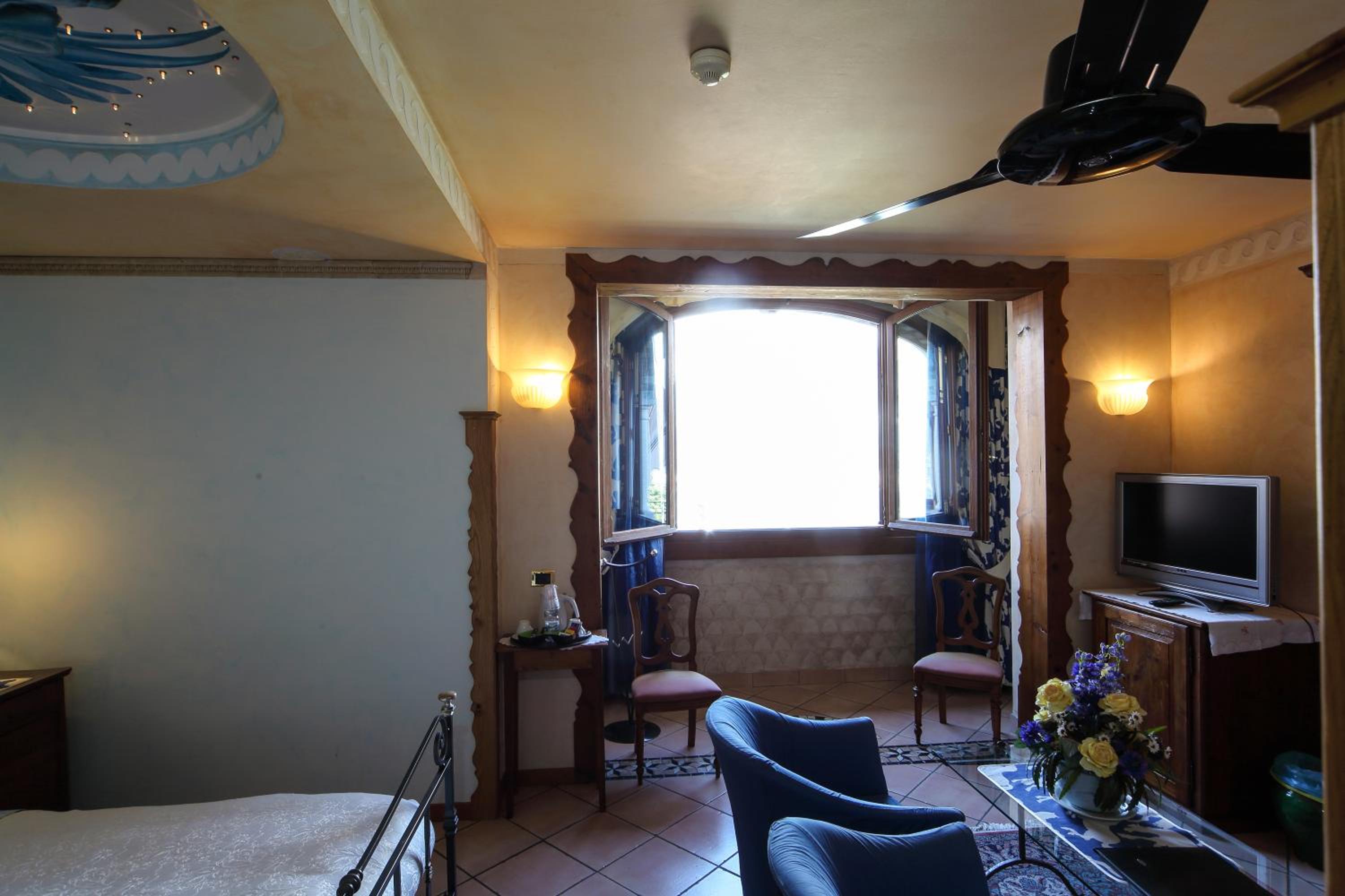 Double Room with Lake View - Photo 2