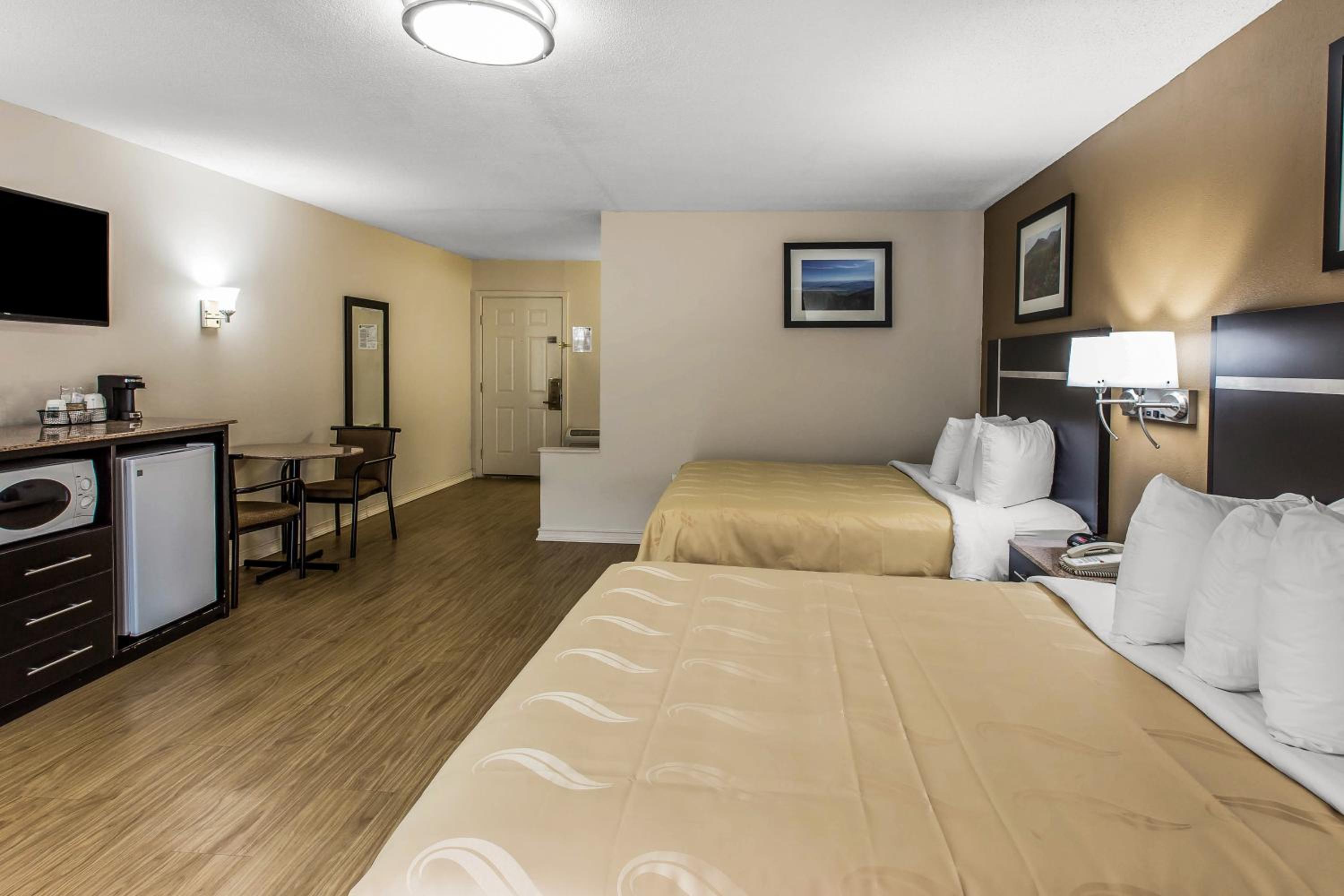 Standard Room with Two Queen Beds and Balcony- Pet Friendly - Photo 4