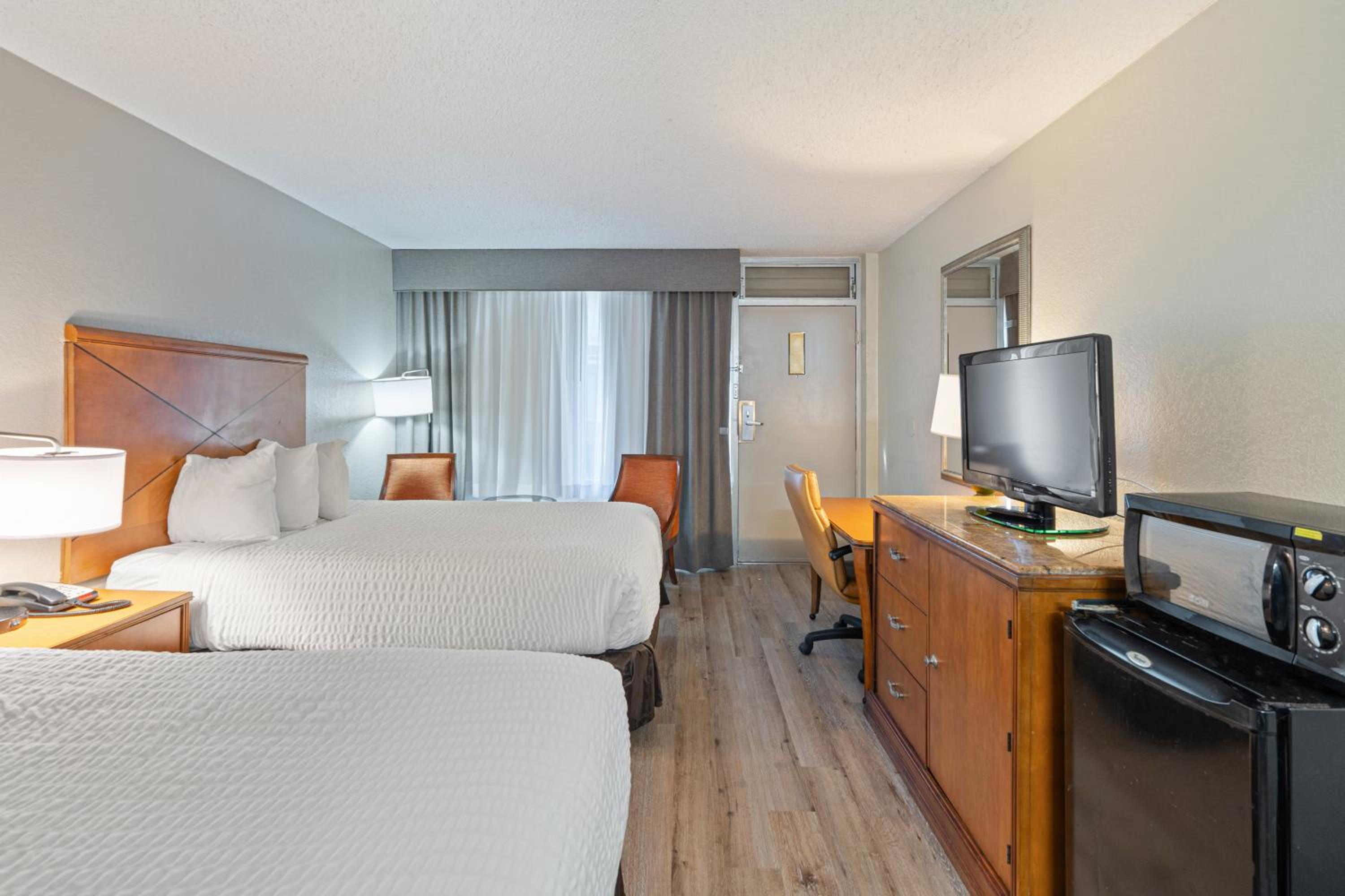 Standard Queen Room with Two Queen Beds - Photo 6