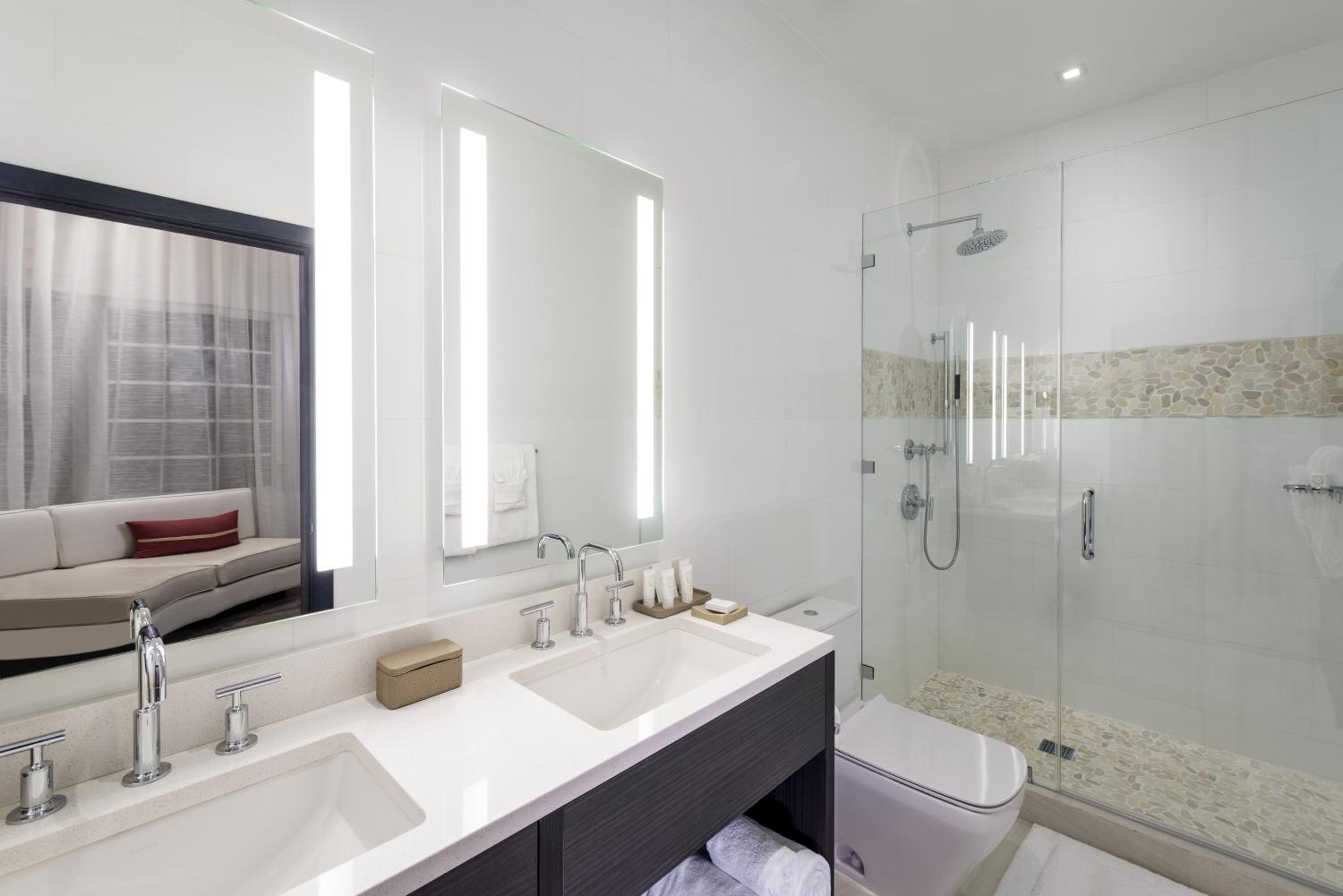 Premier Corner Suite - Photo 15