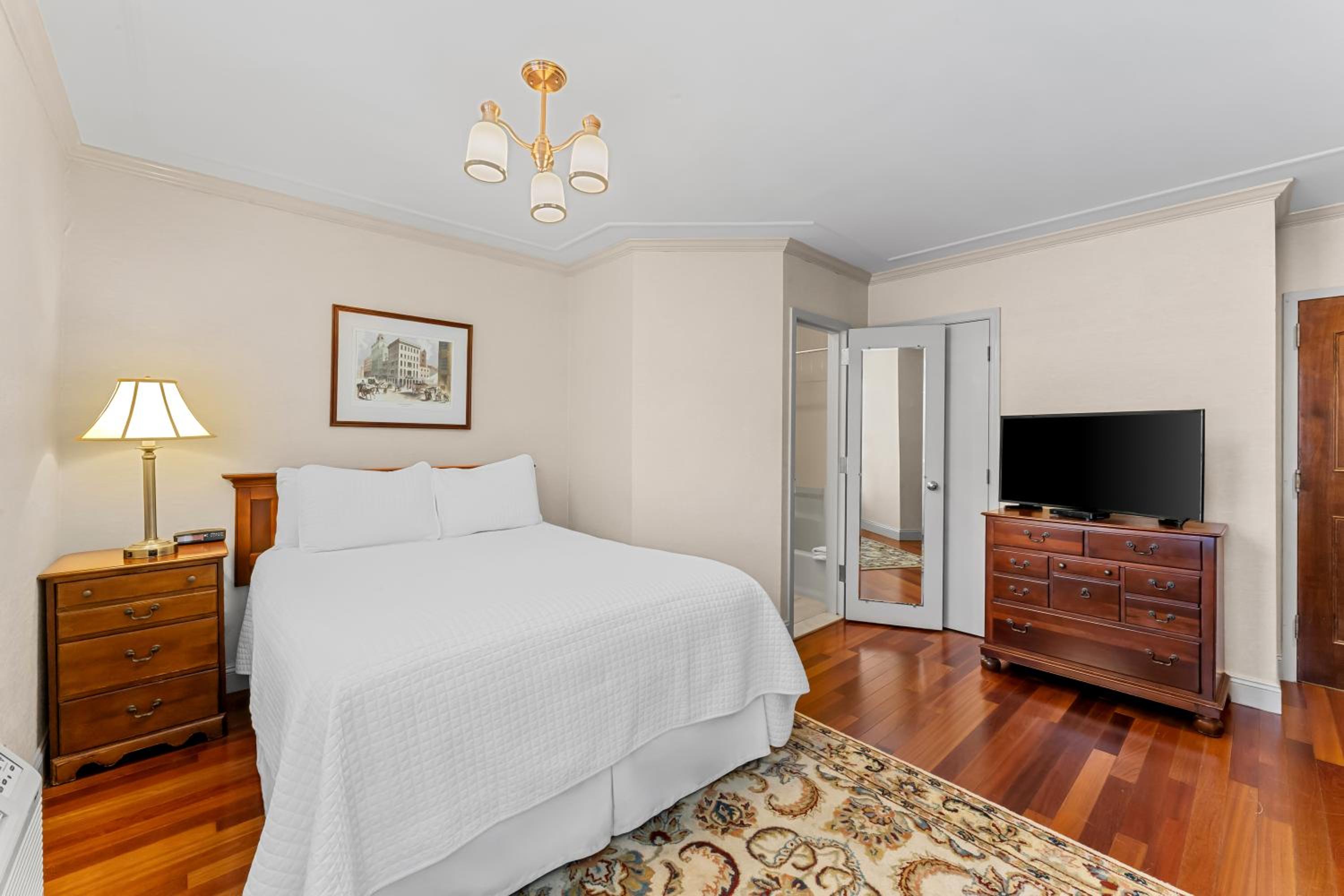 Deluxe Queen Room