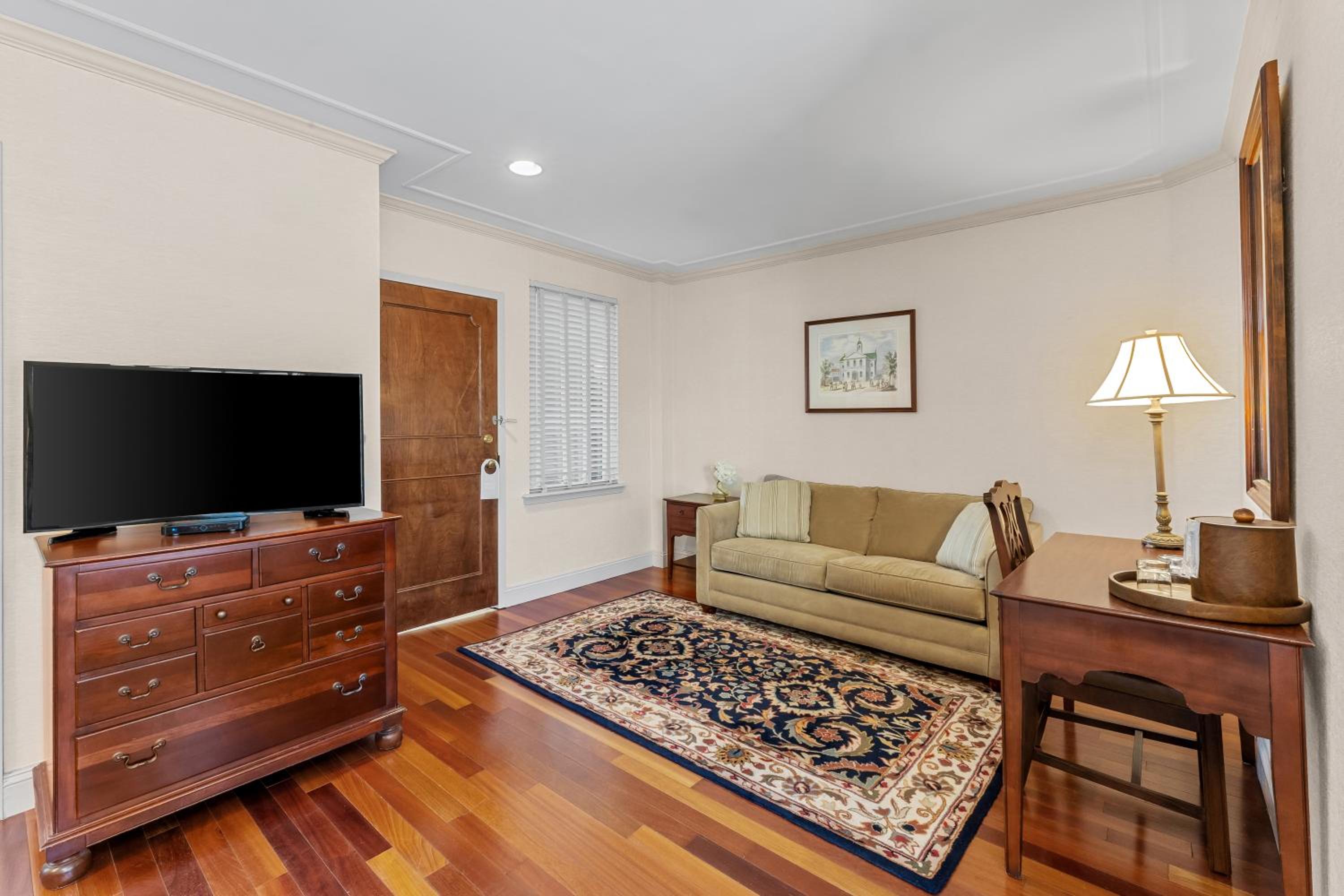 Deluxe Queen Room