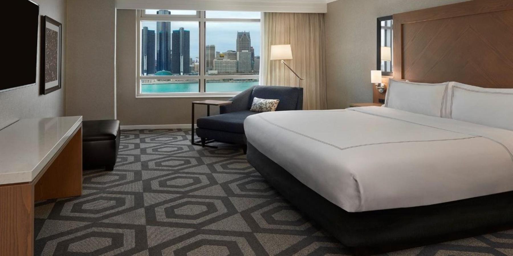 Forum Tower Luxury 1 King River View Sofa Nonsmoking	 - Photo 3