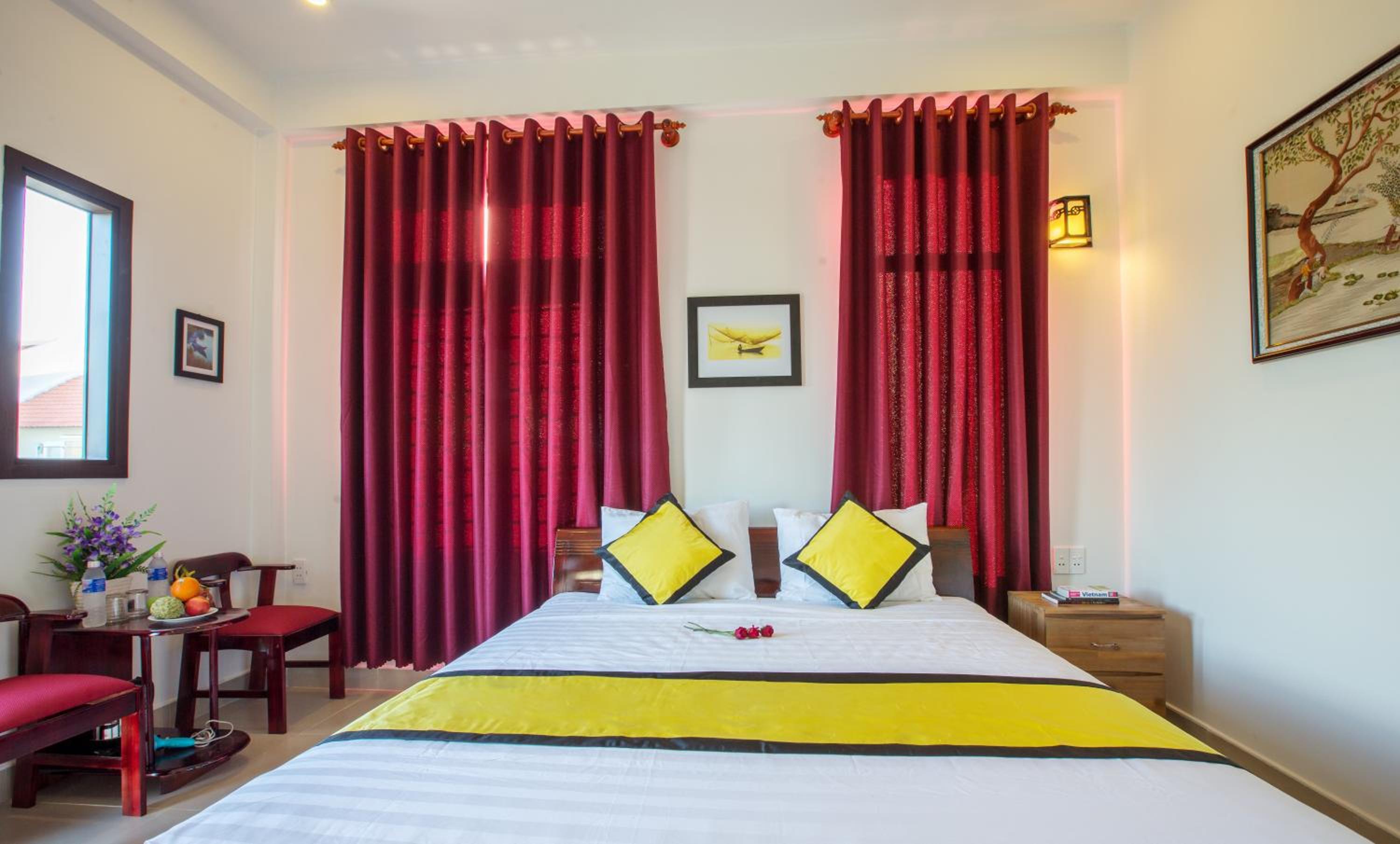 Deluxe King Room with Balcony photo 3