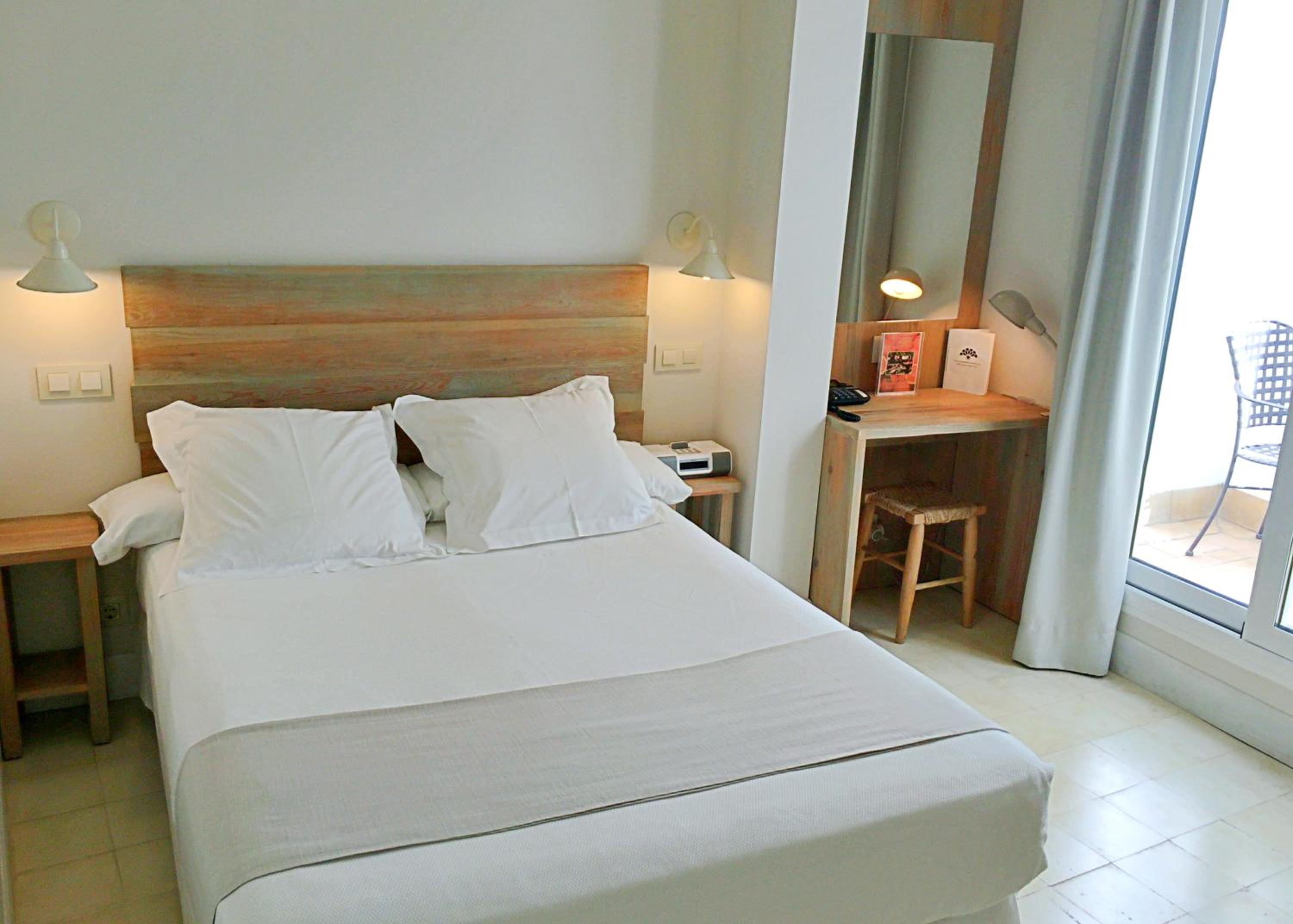 Double Room with Patio - Photo 13