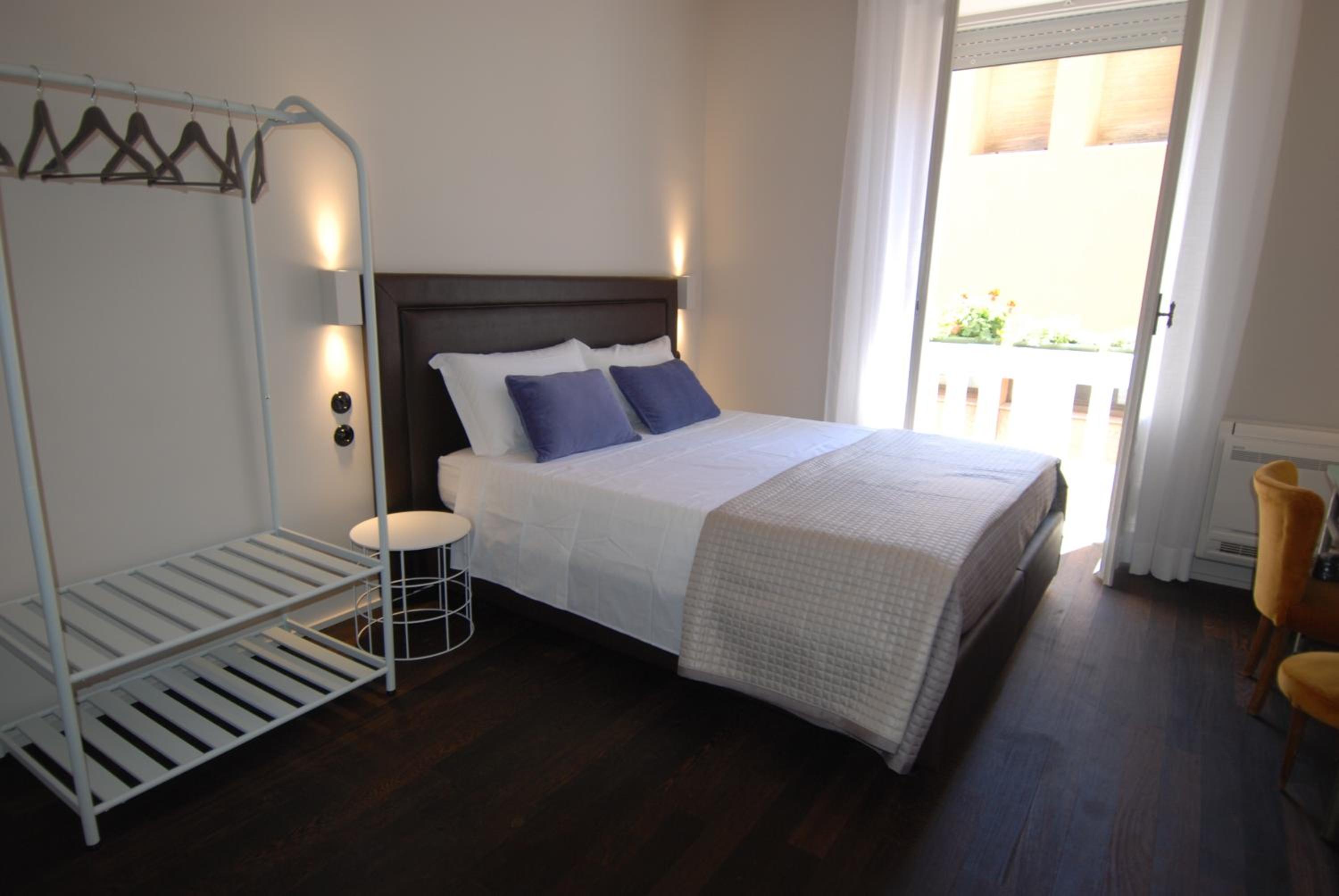 Double Room - Photo 12