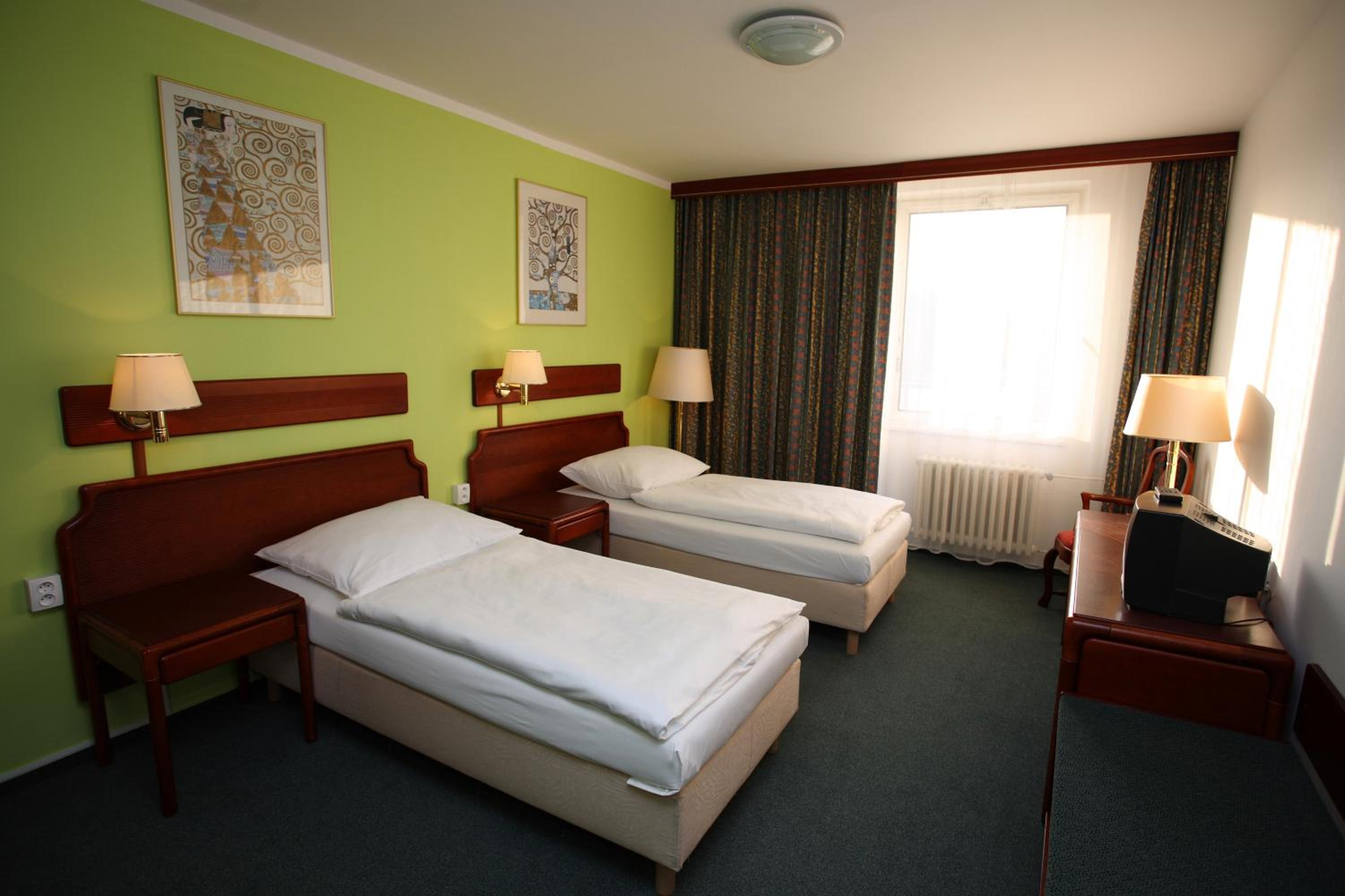 Business Twin Room - Photo 9