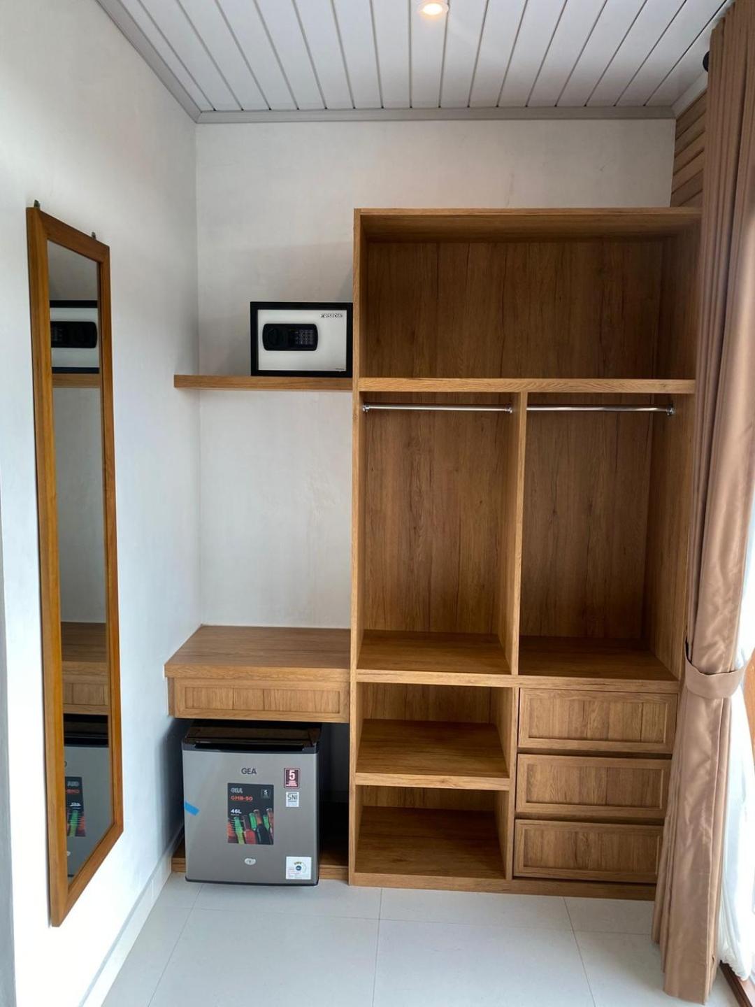 Standard King Room - Free Shuttle to Harbor photo 3