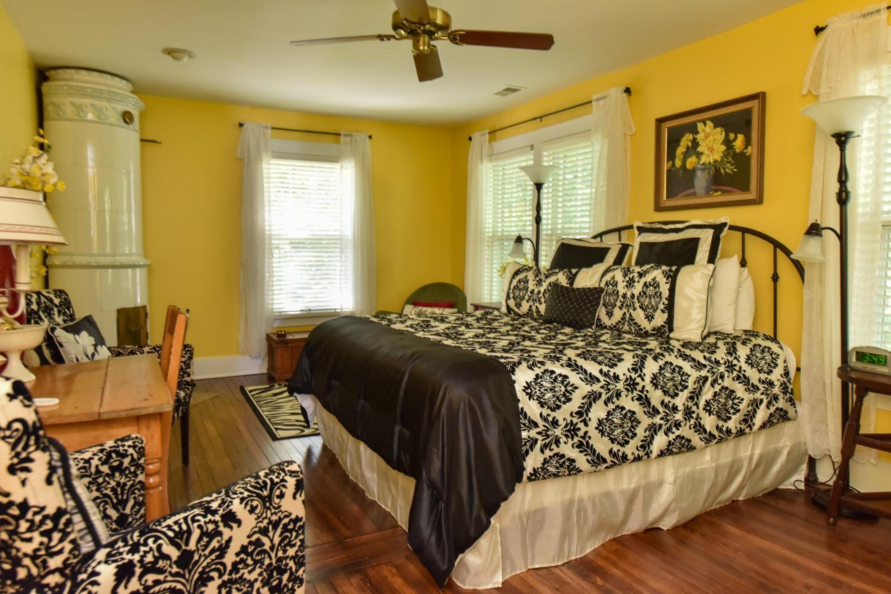 King Room with Bath Tub - The Dandelion photo 2