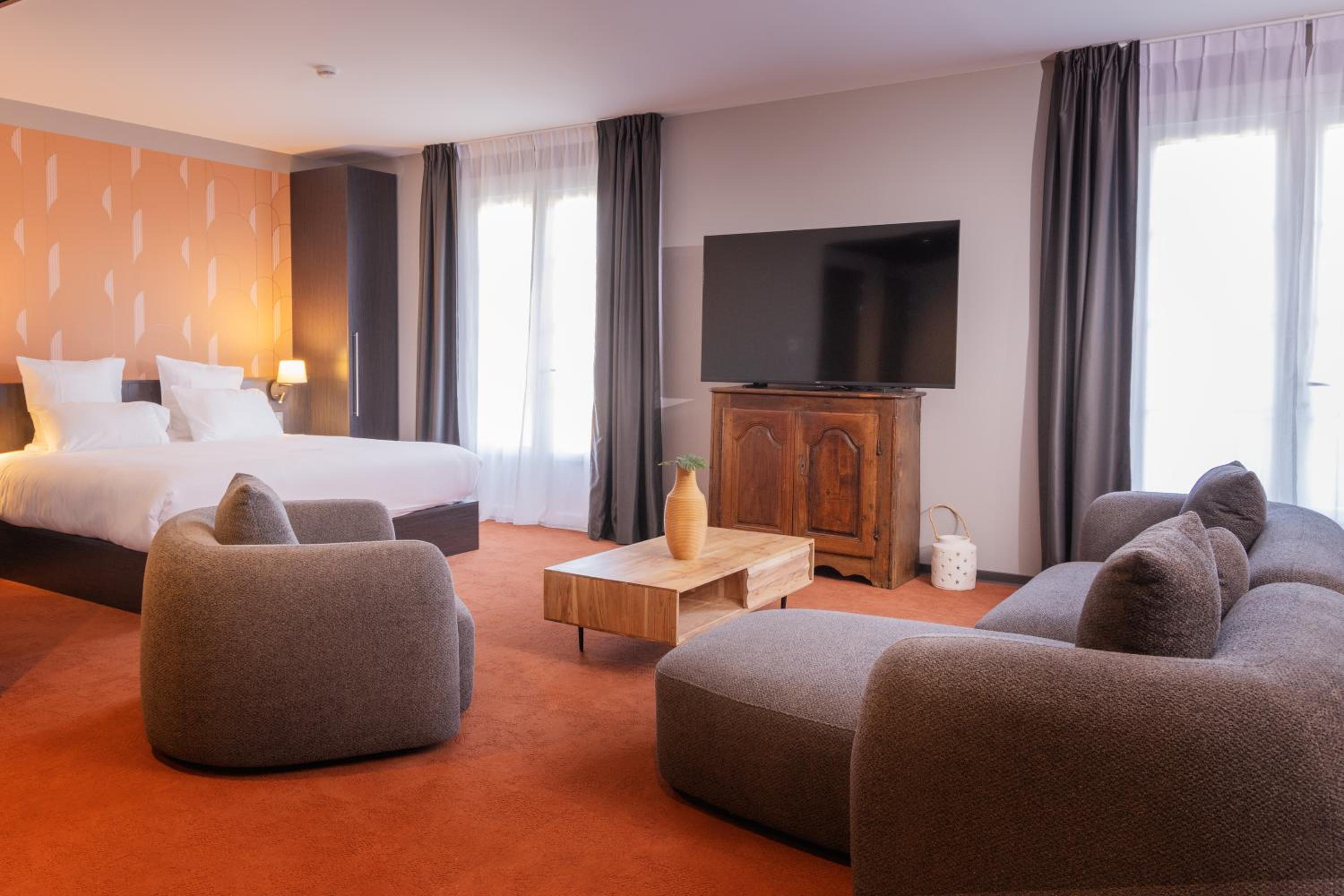 King Suite with Garden Access and Bath Tub - Non-Smoking photo 1