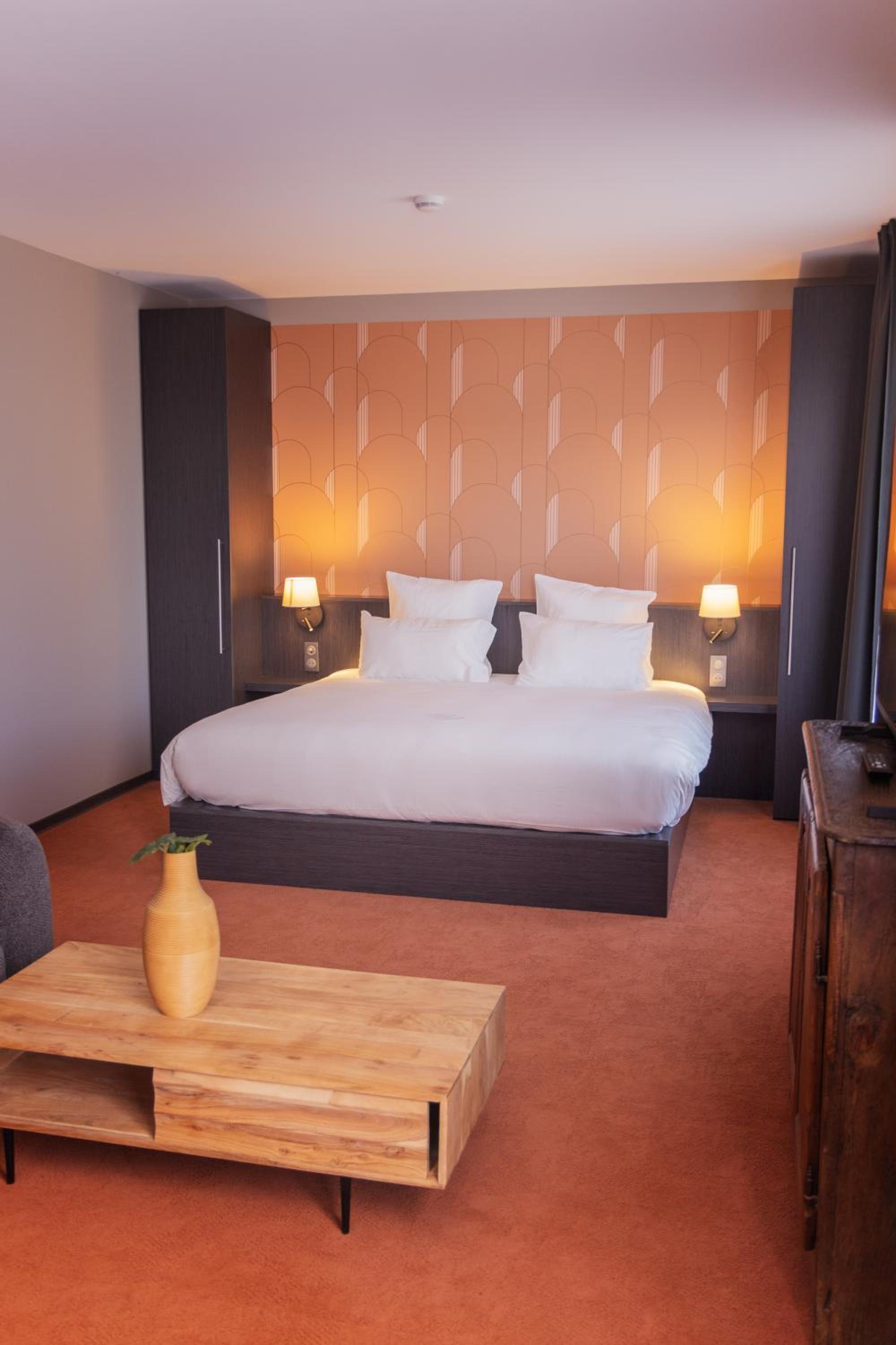 King Suite with Garden Access and Bath Tub - Non-Smoking photo 2