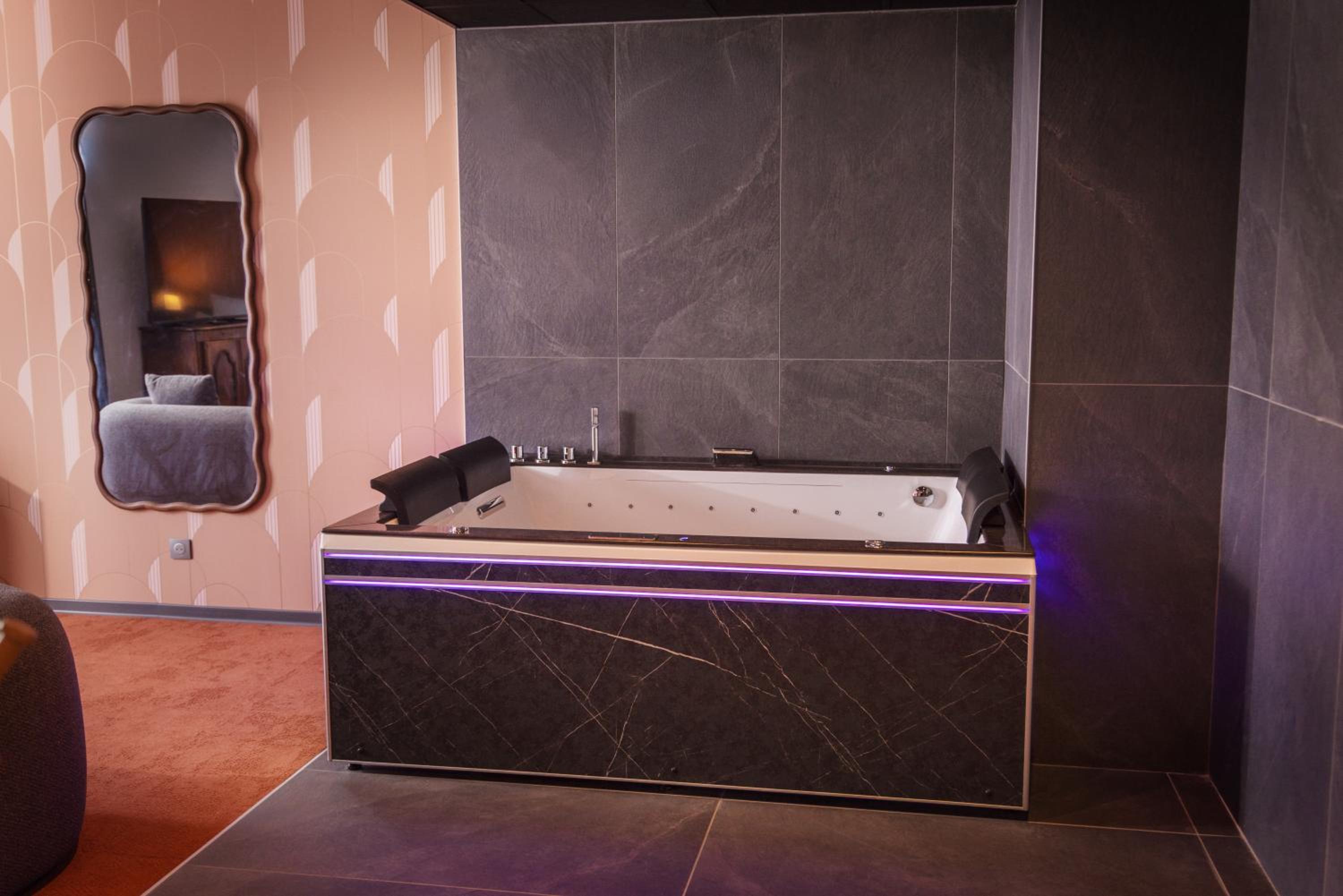 King Suite with Garden Access and Bath Tub - Non-Smoking photo 3