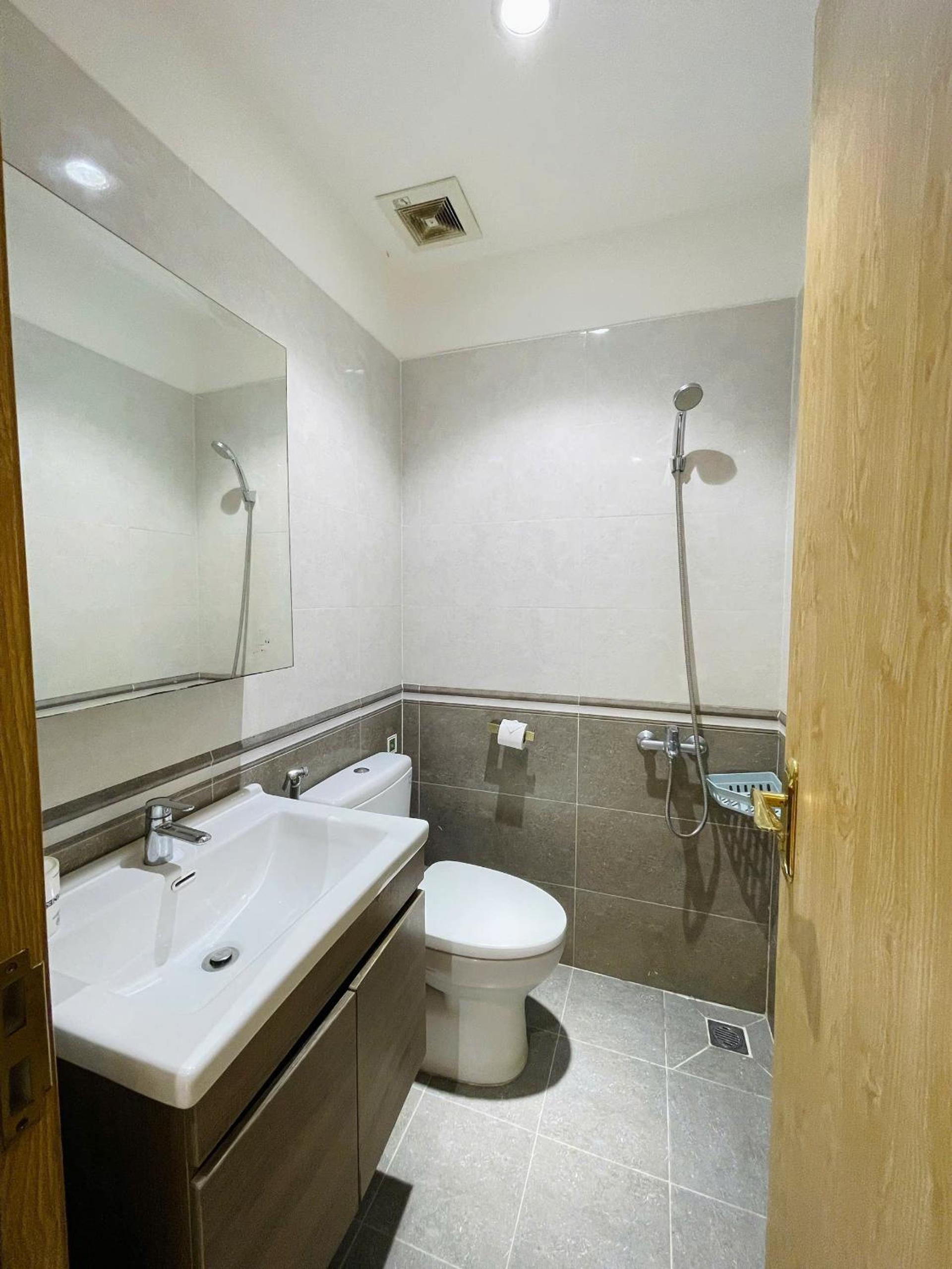 One-Bedroom Apartment with City View photo 2