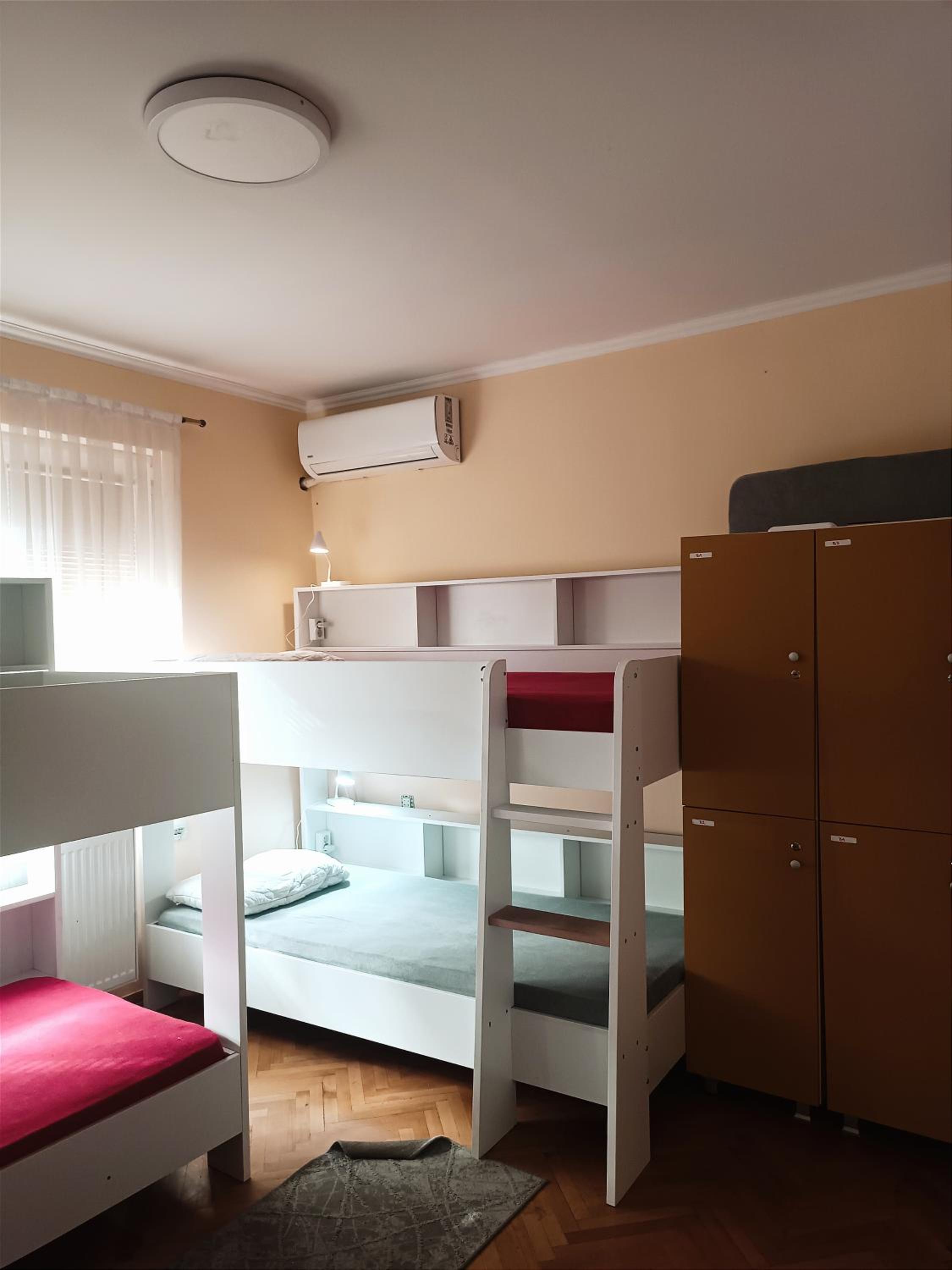 Bed in 4-Bed Mixed Dormitory Room photo 2