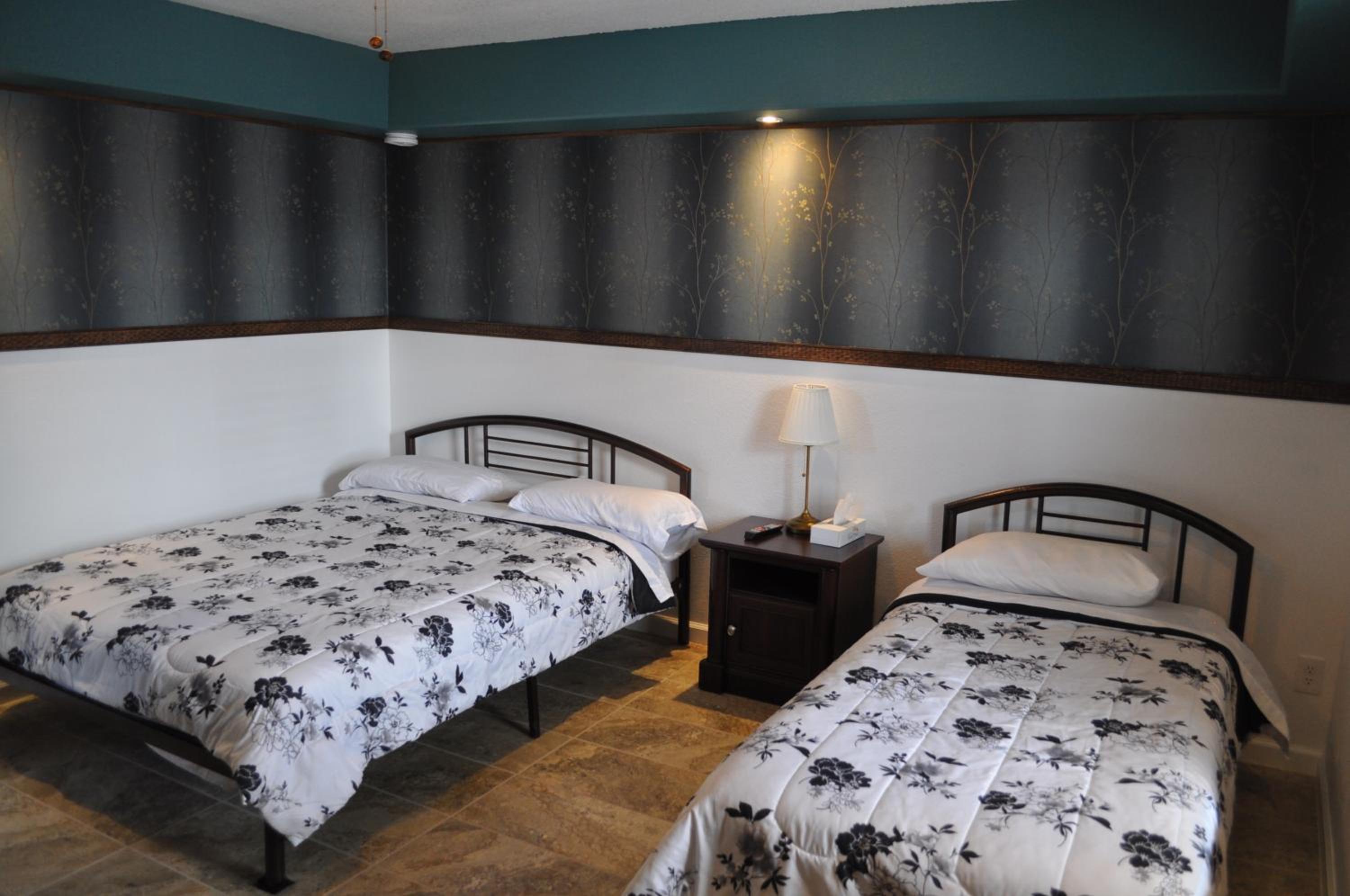 One Queen Bed + Twin Bed Room photo 2