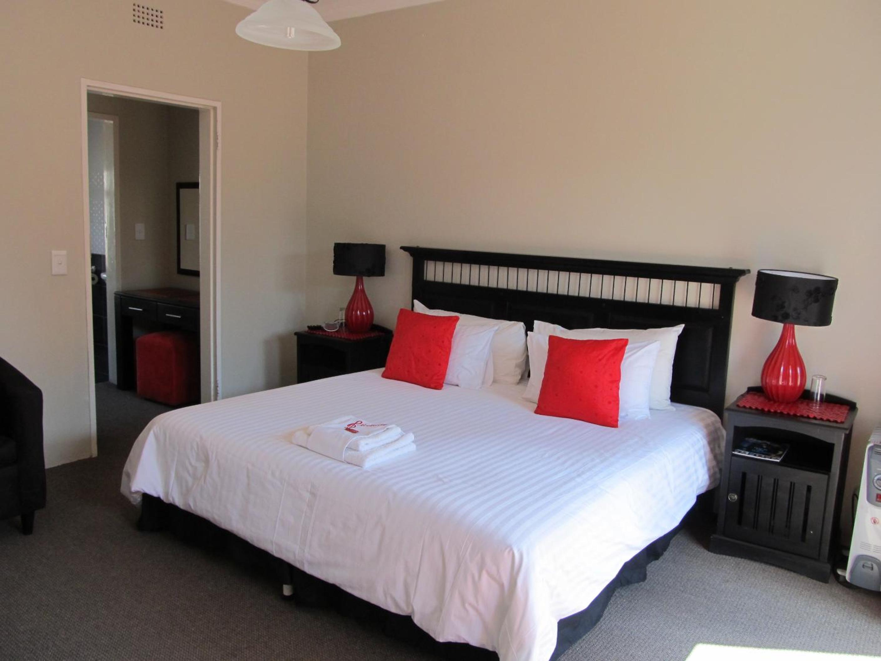 Queen Room with Garden View - Photo 3