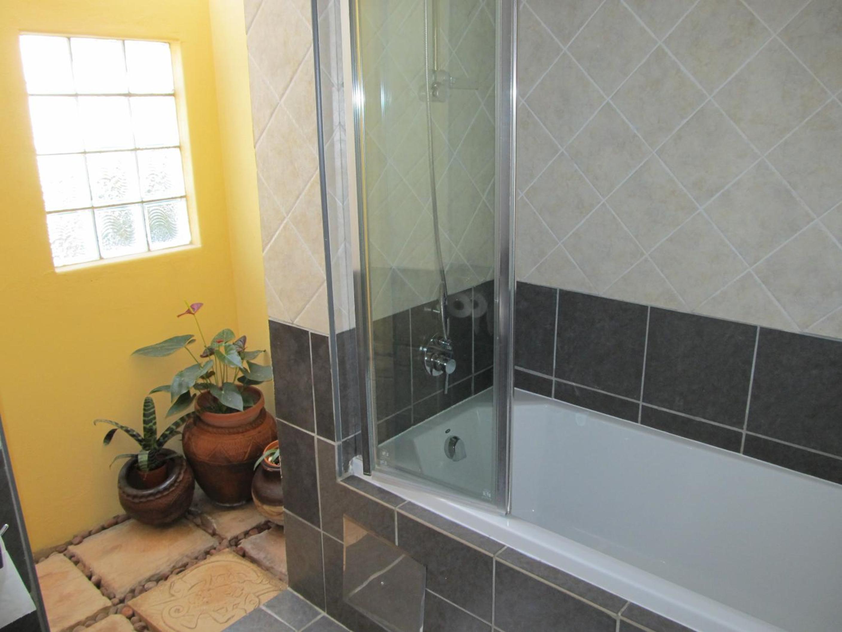 Queen Room with Garden View - Photo 5