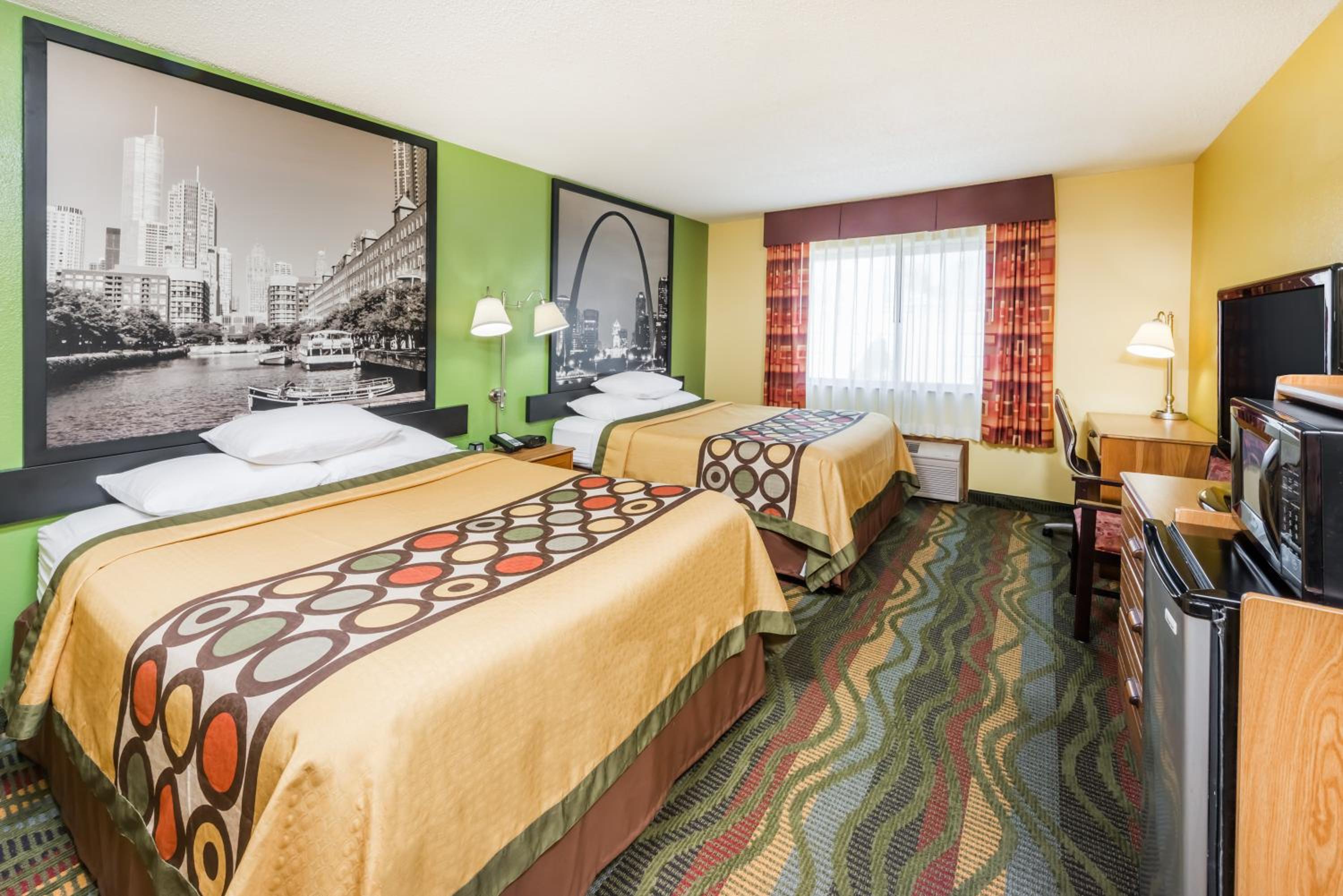 Queen Room with Two Queen Beds - Non-Smoking - Photo 4