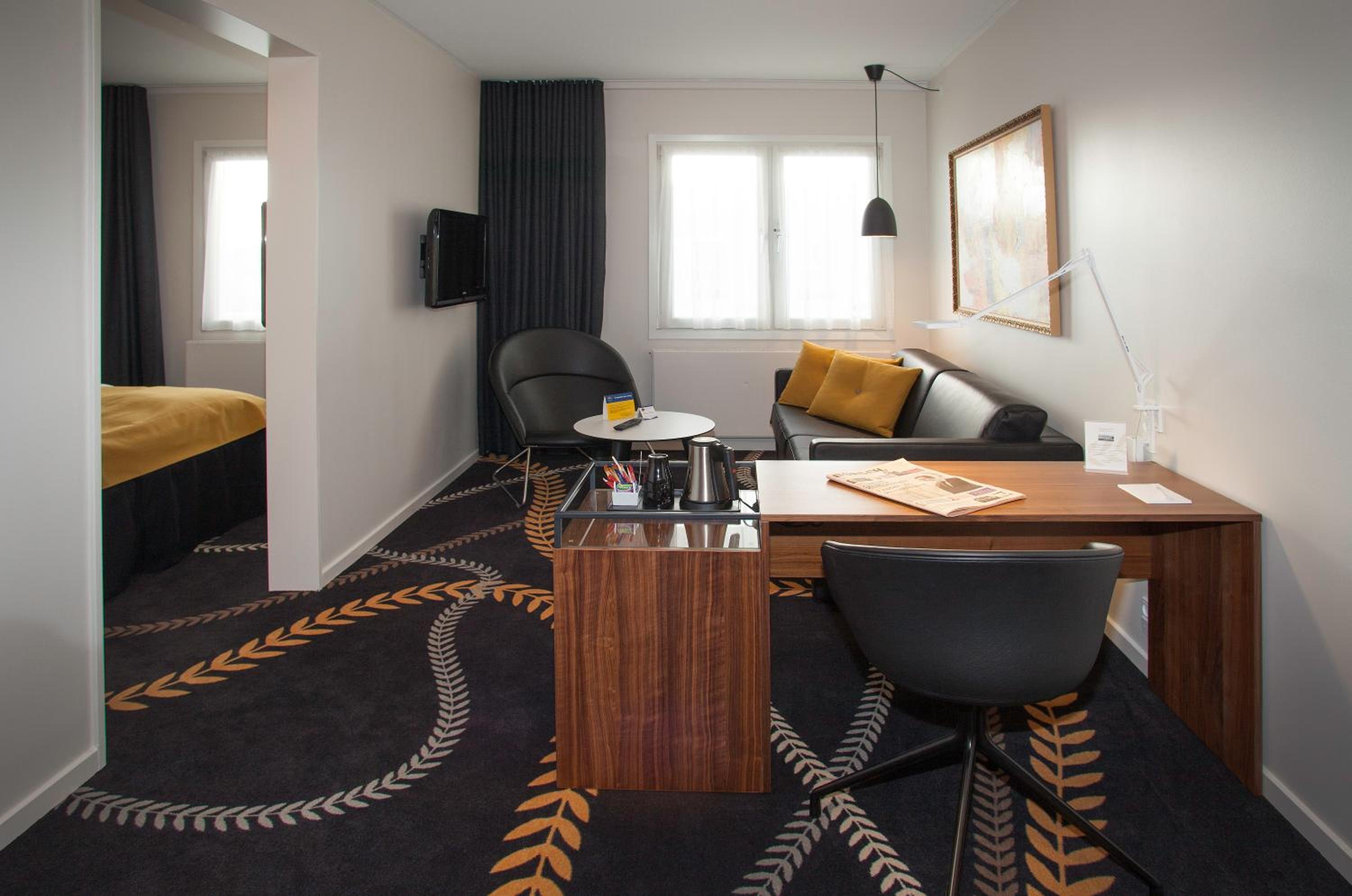 Junior King Suite with Sofa Bed and Bath Tub - Non-Smoking - Photo 1
