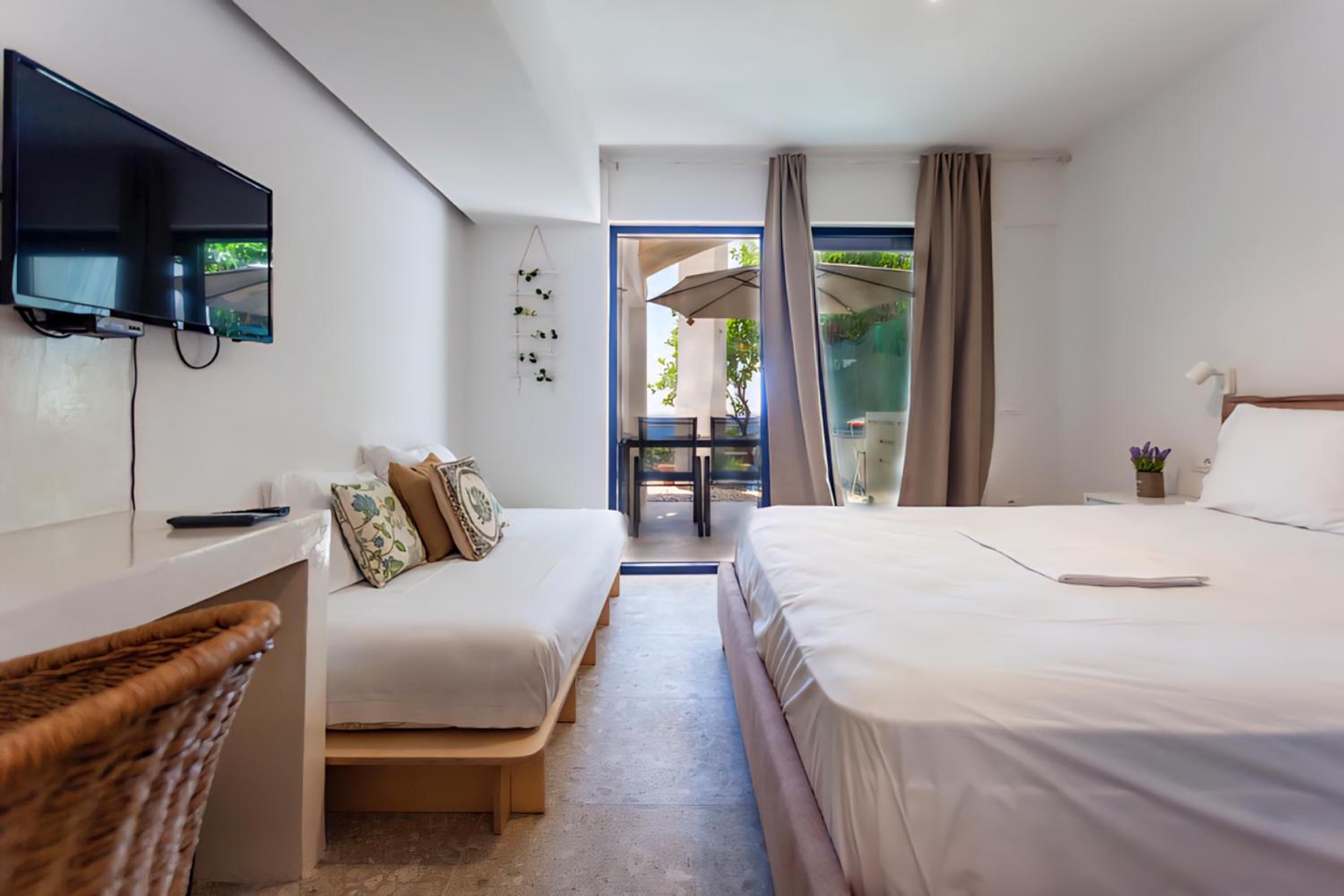 Deluxe Triple Room with Sea View photo 3