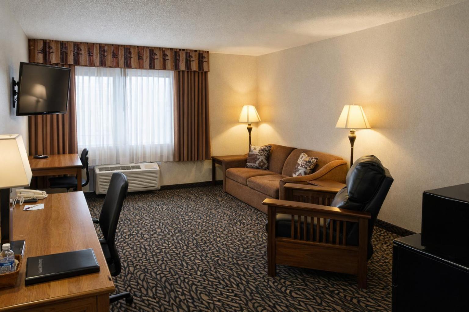 Family Suite-King Bed &amp; Pull-Out Sofa Smoking photo 3