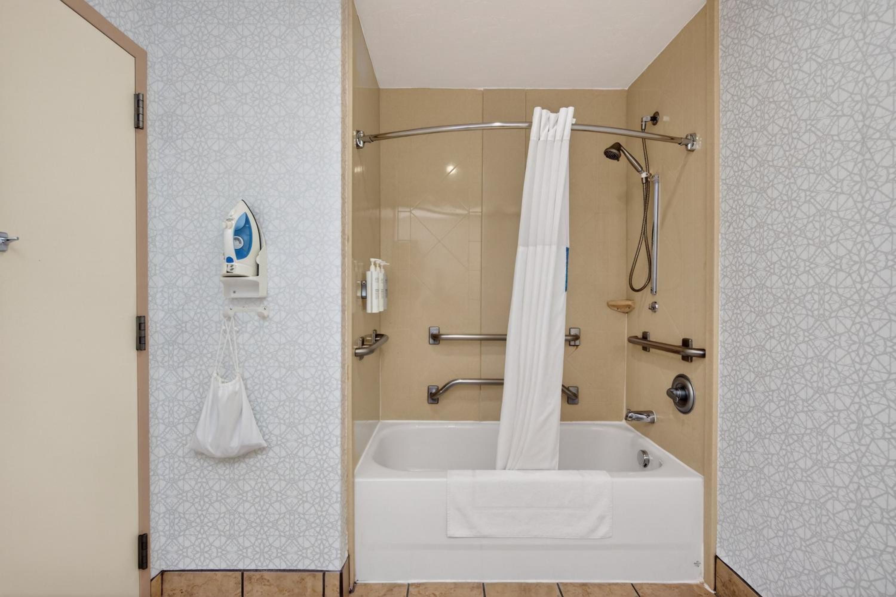 King Room with Accessible Tub - Disability Access photo 1