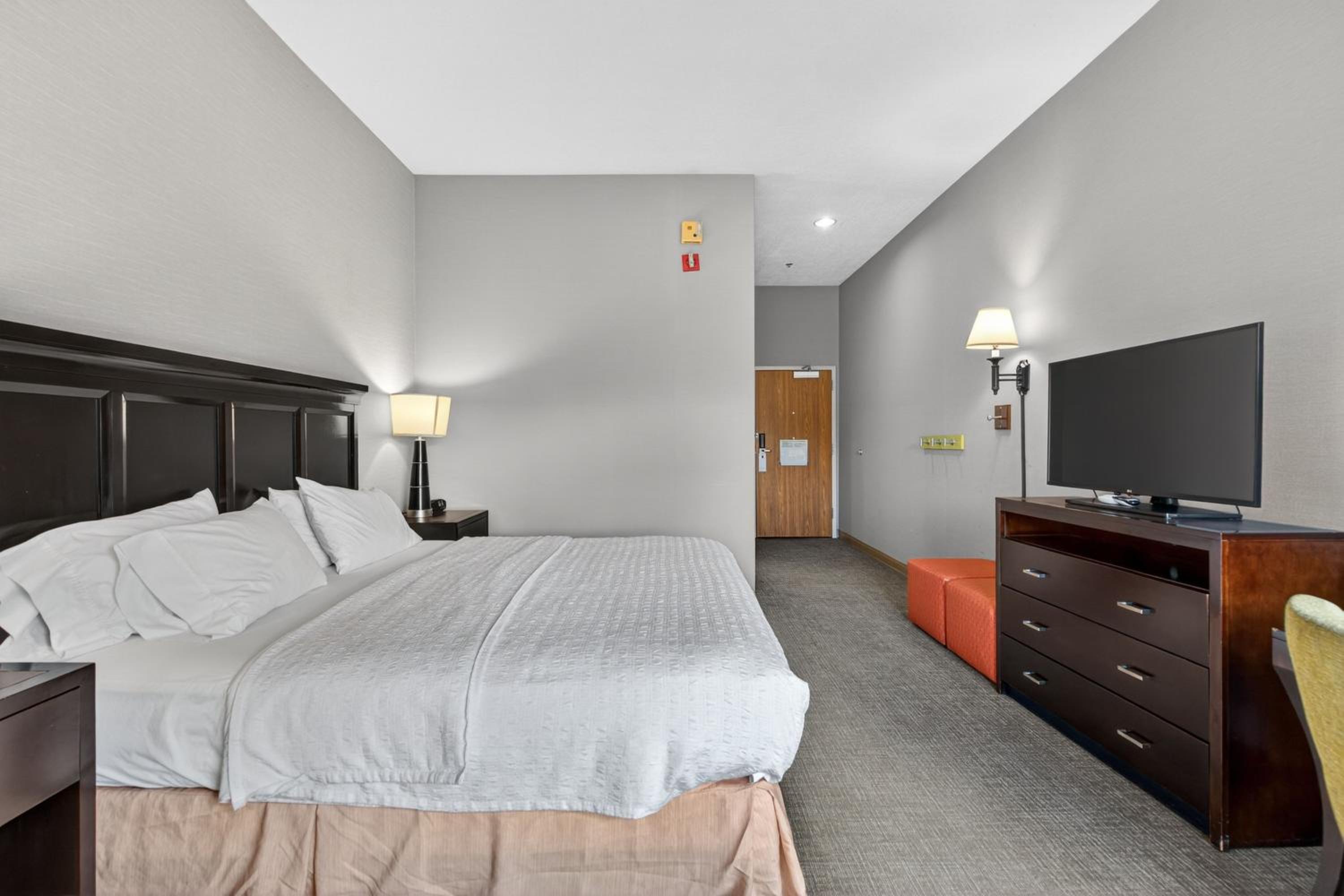 King Room with Accessible Tub - Disability Access photo 2