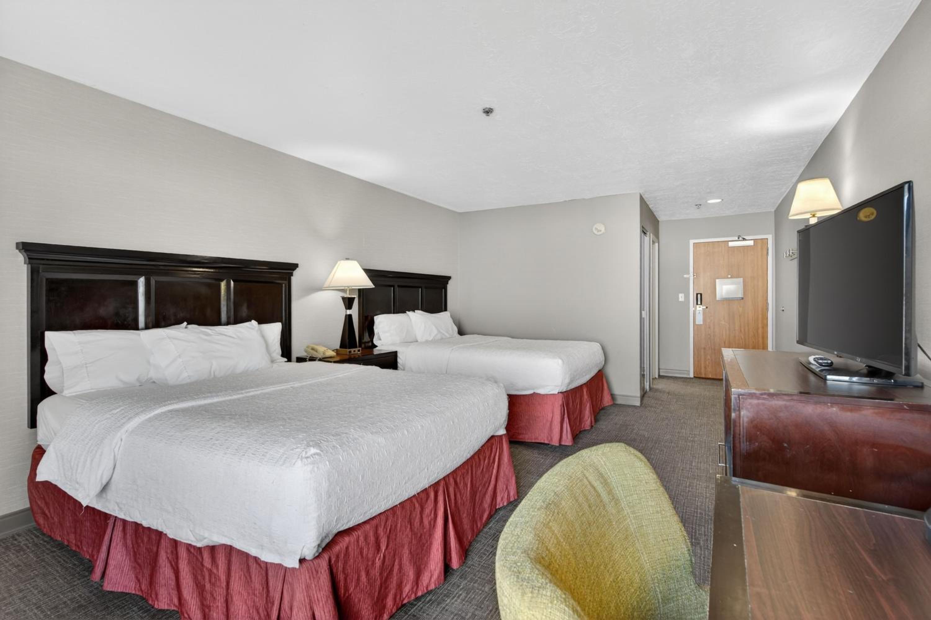 Queen Room with Two Queen Beds - Photo 2