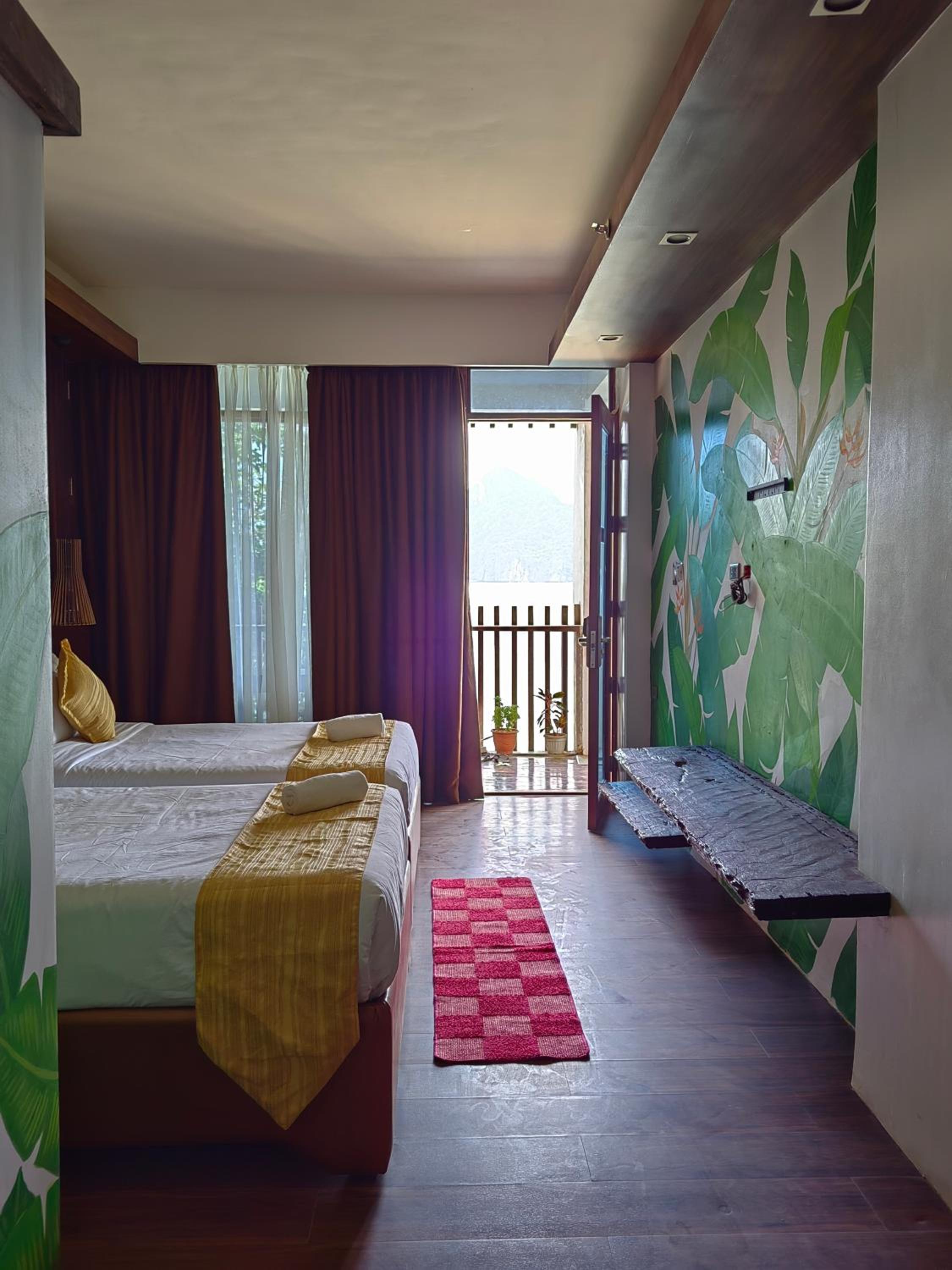 Family Room with Side Sea View photo 3