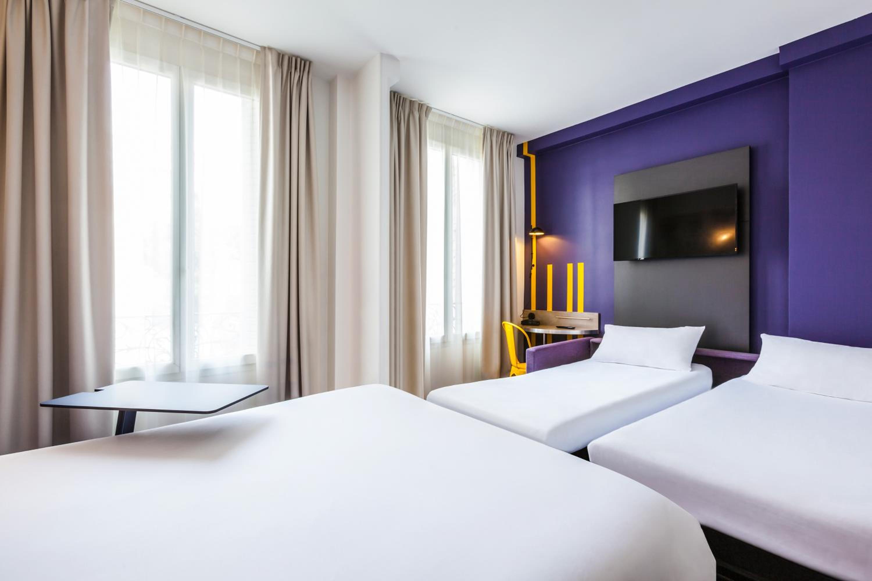 Standard Suite with One Double Bed and Two Single Beds - Photo 5