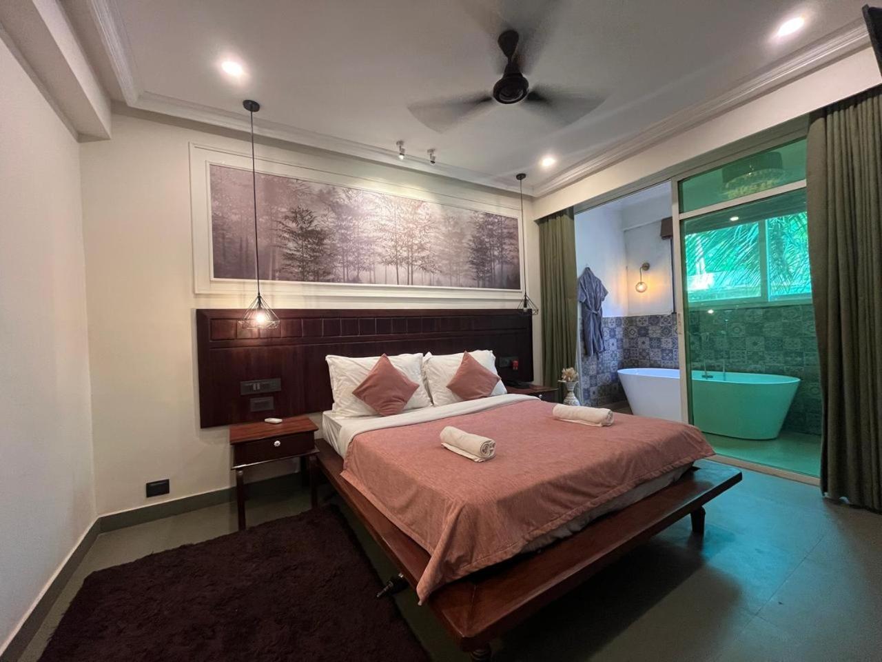 Deluxe Suite with Spa Bath photo 2