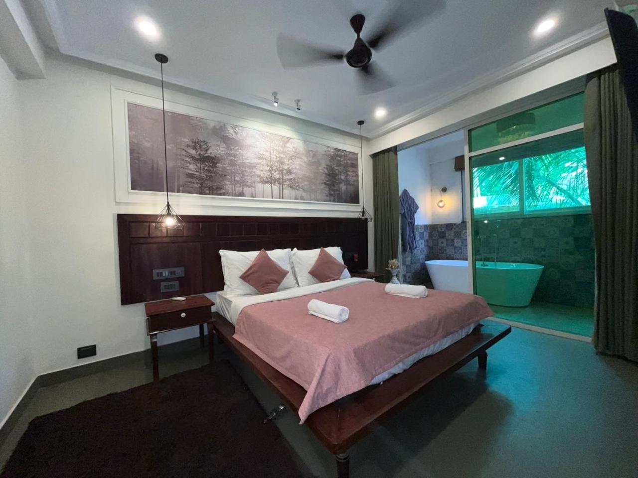 Deluxe Suite with Spa Bath photo 3