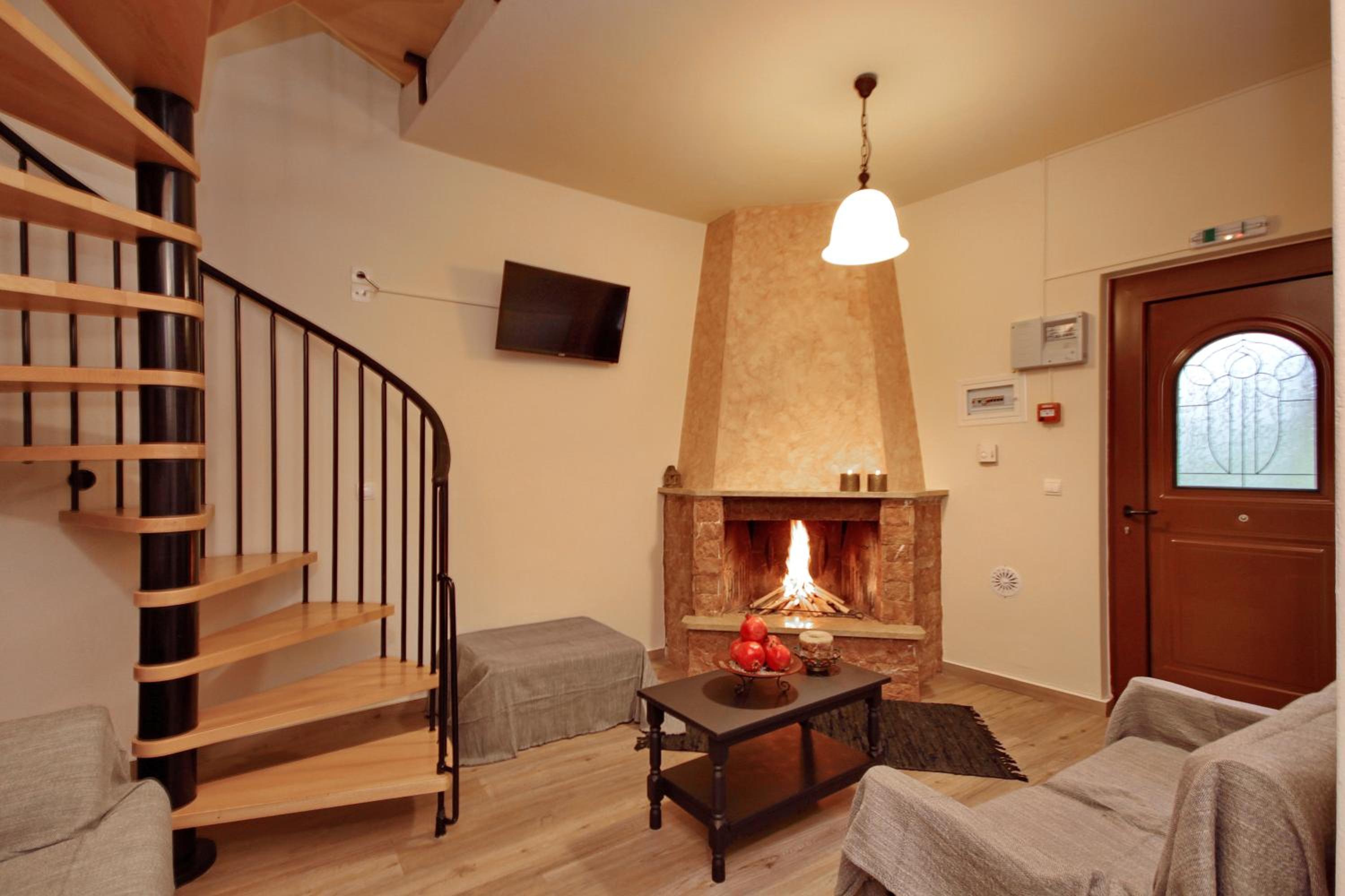 Studio with Fireplace and Partial Mountain View - Split Level, photo 6